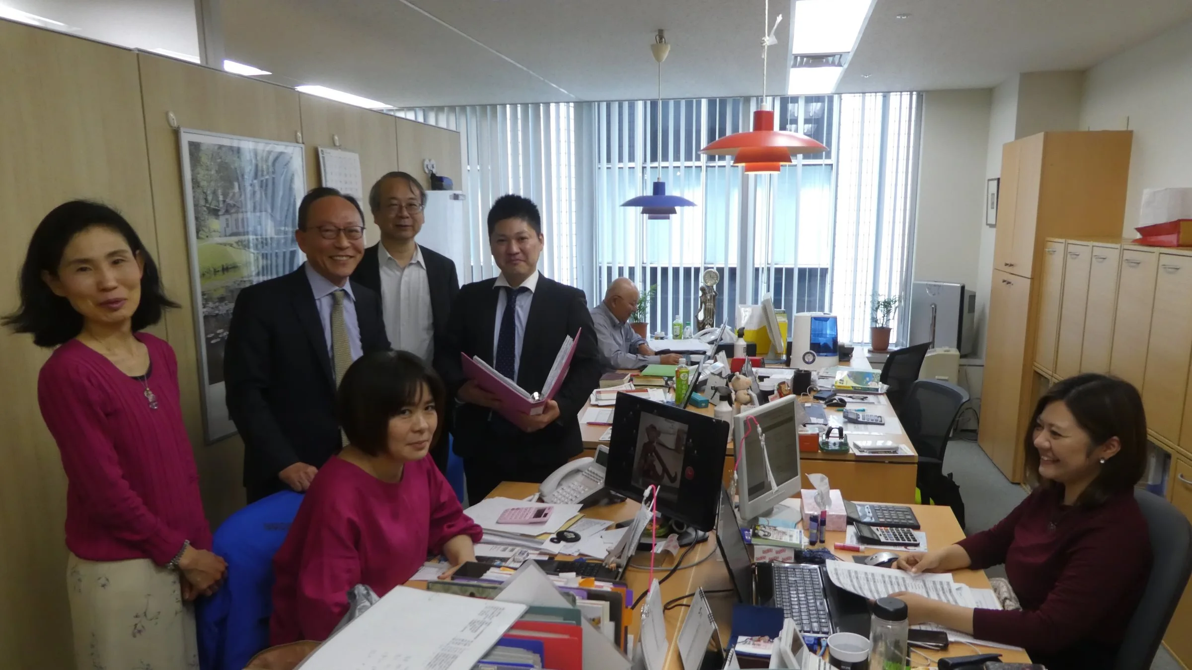 Landbrug & Fødevarers personale på kontoret i Tokyo stiller op til fotografering til Effektivt Landbrug.