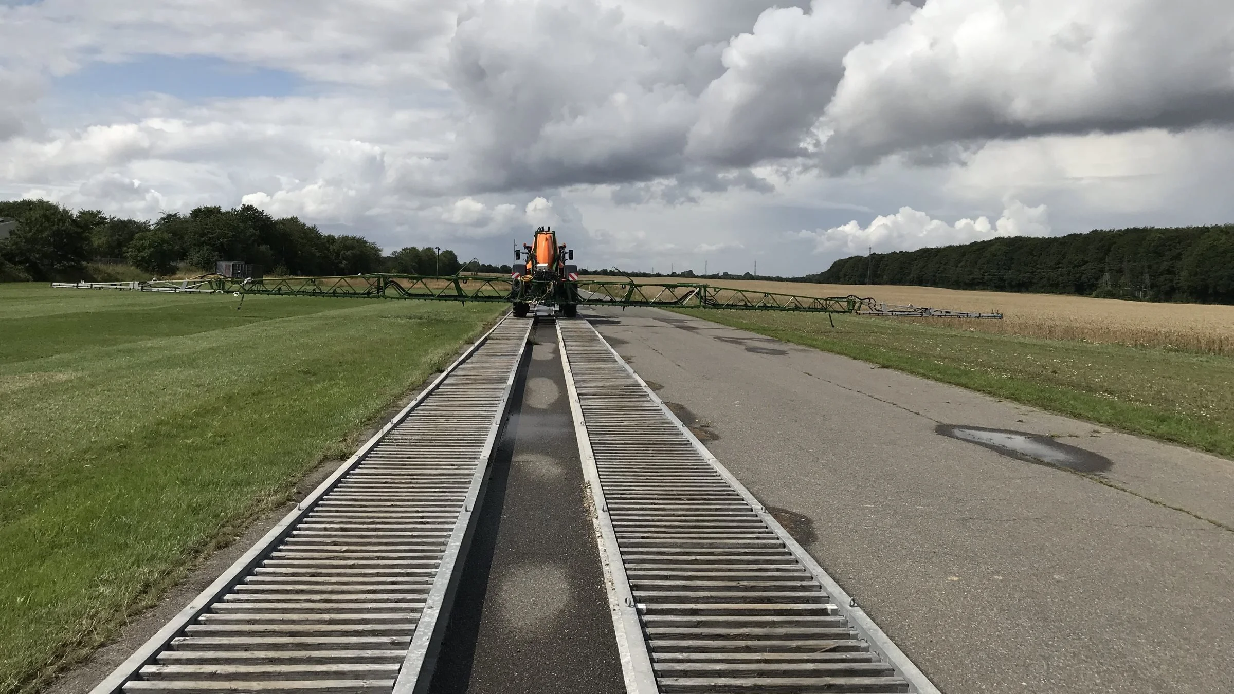 Forsøgsresultater fra Teknologisk Institut viser, at både  dækmontering og akslernes affjedring kan have betydning for bommens stabilitet. Foto: Teknologisk Institut
