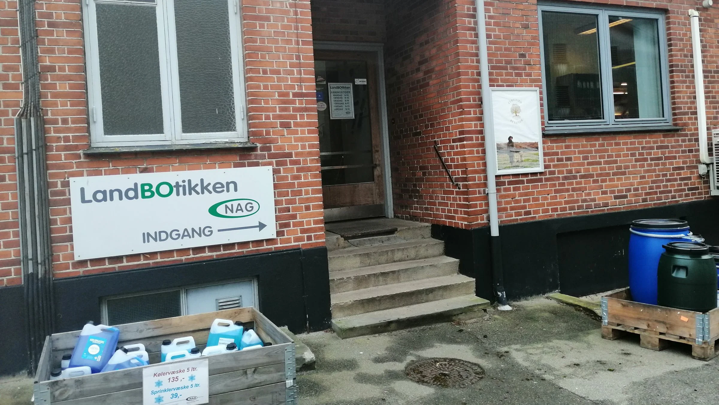 NAGs LandBOtik i Helsinge. Butikkerne holder indtil videre åbent, og der er udlevering af grovvarer.
