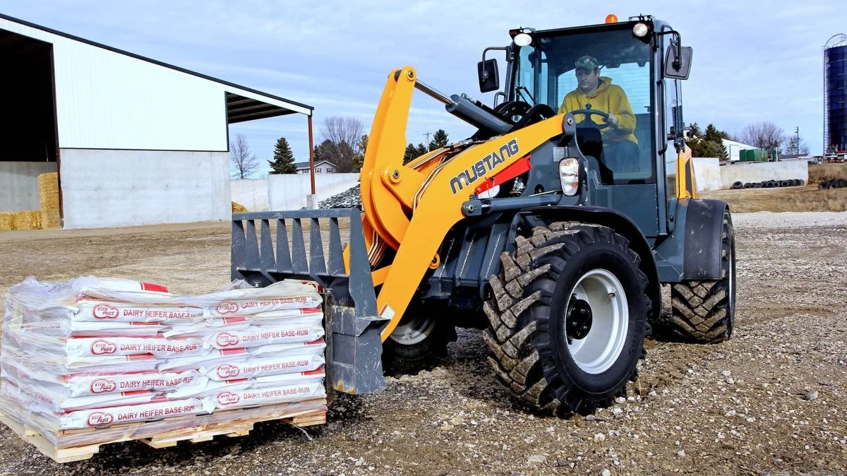 Kom og se den næststørste model blandt Mustangs knækstyrede minilæssere. AL608, en 4,3 tons maskine, som kan ses i CAB-versionen med kabine til Agro Nord i Messecenter Vesthimmerland.