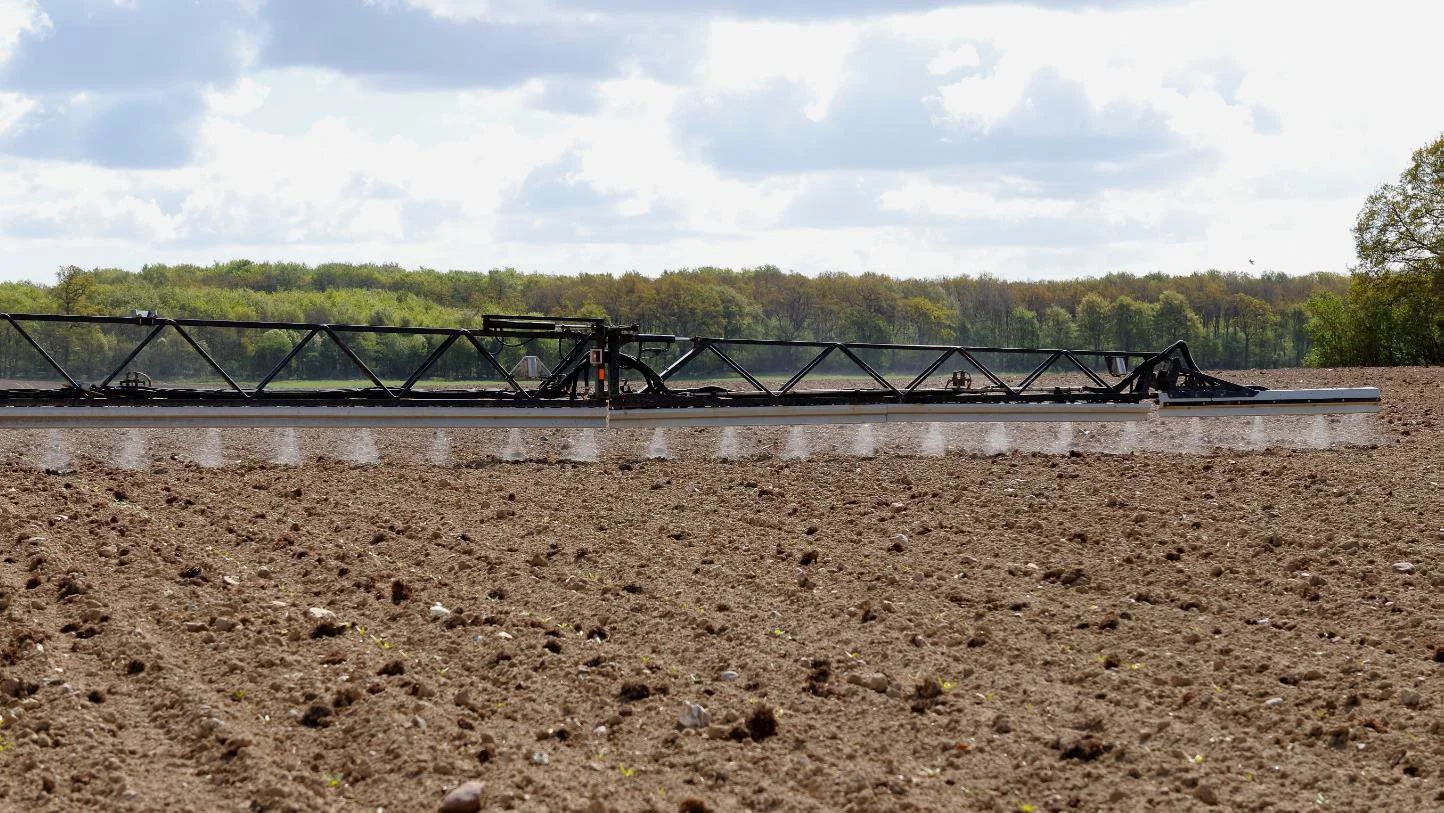 - Vi har ved brug af et 17 centimeter bredt sprøjtebånd fået nedsat forbruget af sprøjtevæske til en tredjedel af normalforbruget ved bredsprøjtning, fortæller Bo Secher, Nordic Sugar. Foto: Morten Lund Olesen, DLM