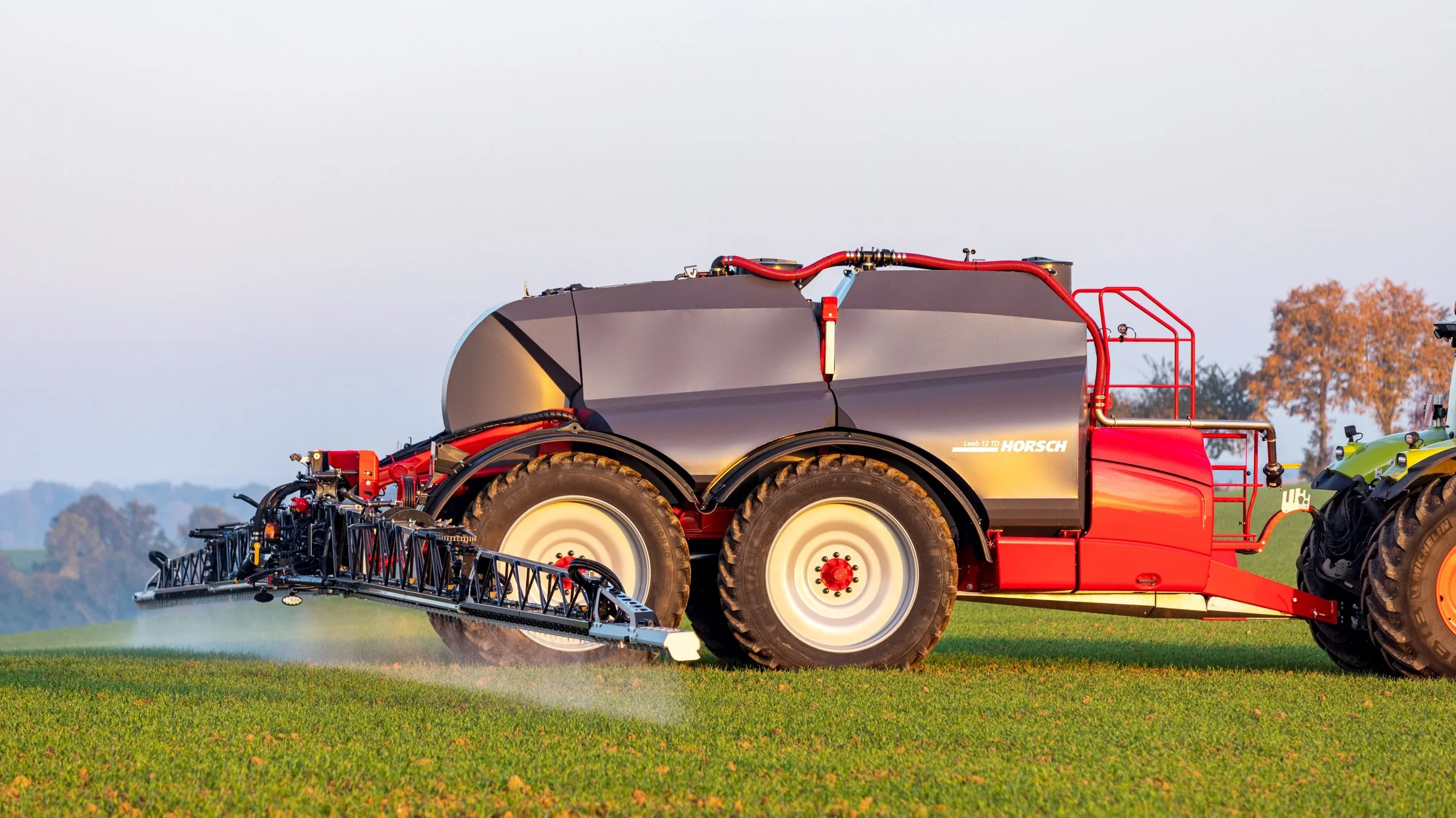 Sten Sigersted har indkøbt én af de første Horsch Leeb 12 TD-marksprøjter med 12.000 liter rumindhold og monteret med GPS-styring på hjulene. 

