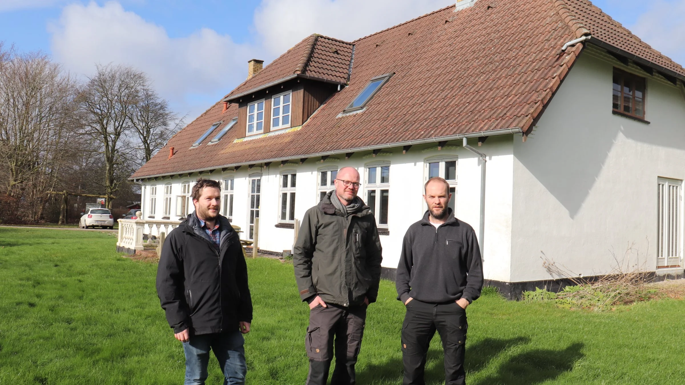 I denne tid er Agrolabs aktiviteter og hovedkvarter ved at blive flyttet fra Middelfart og samlet på denne ejendom ved Nr. Åby på Vestfyn. Martin Gejl (th) har foruden Carl Hedegaard Jensen (i midten) og Kenneth Sørensen (tv) også Jesper Yngverson som medejere af Agrolab. Fotos: Jørgen P. Jensen