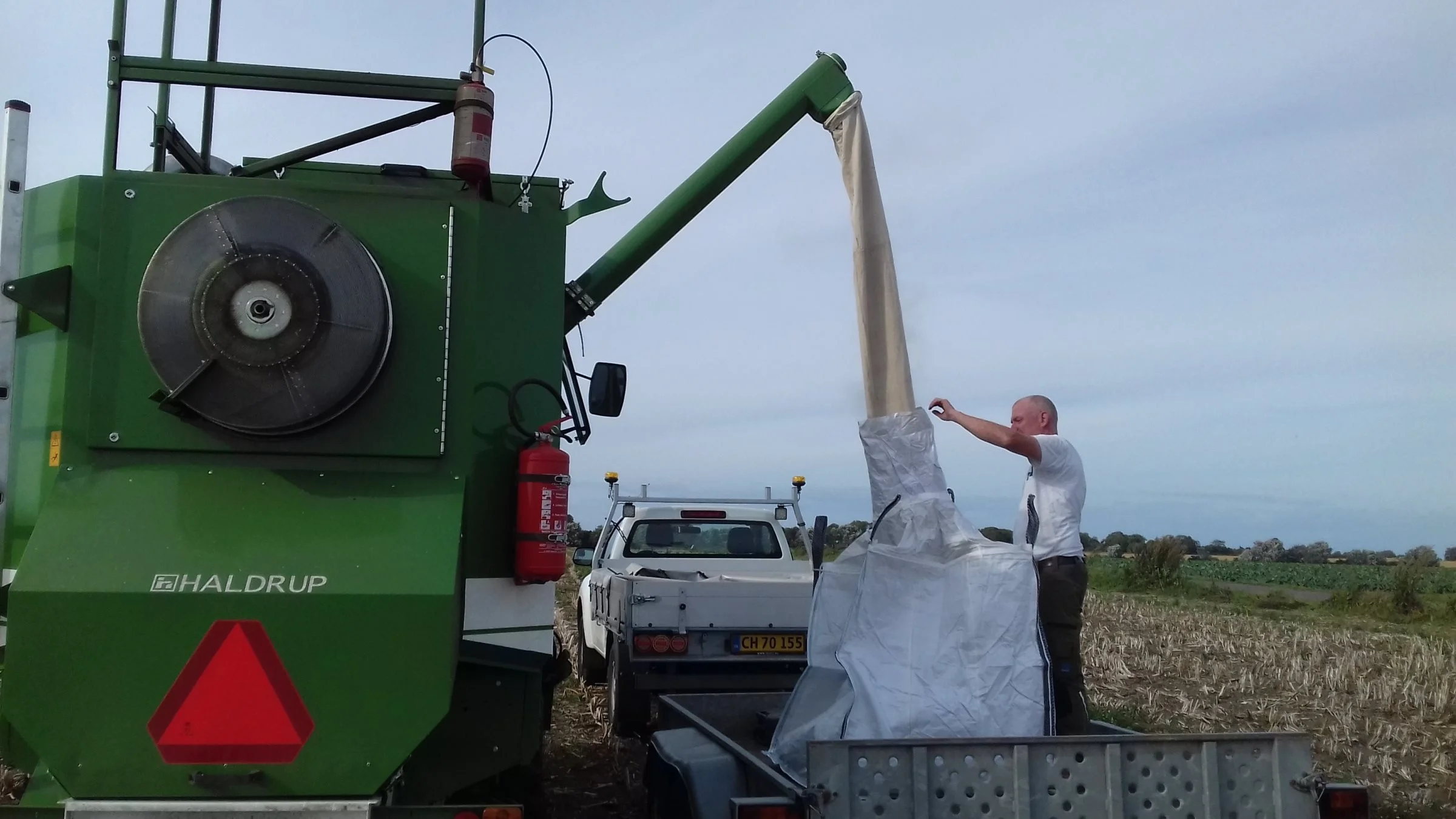 De utallige forsøgsparceller høstes og udbytter opgøres omhyggeligt på AgroLab.