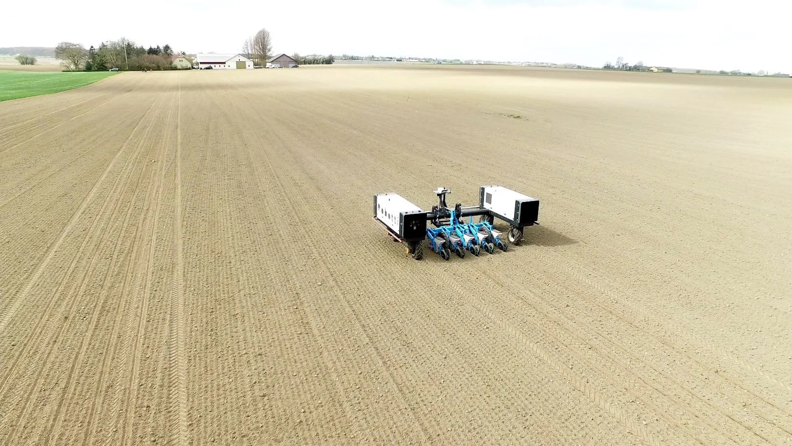 Her ses Agrointelli Robotti som en selvkørende autonom enhed under roedyrkning. Foto: Bo JM Secher.