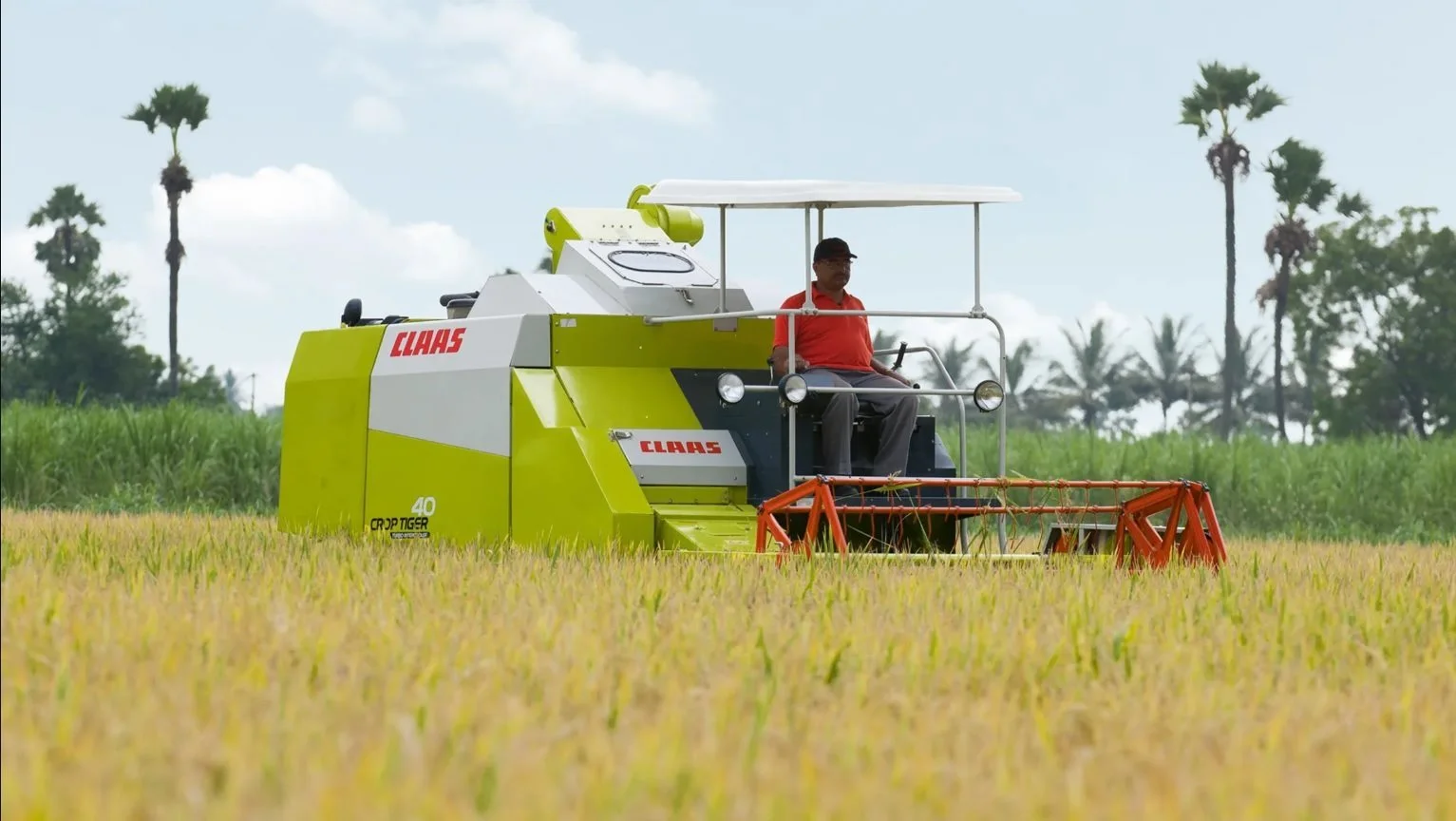 De våde marker og den manglende vilje til at oprense vandløb medfører nu, at Danish Agro Machinery lancerer den indiske Claas Crop Tiger i Danmark. Foto: Danish Agro Machinery.