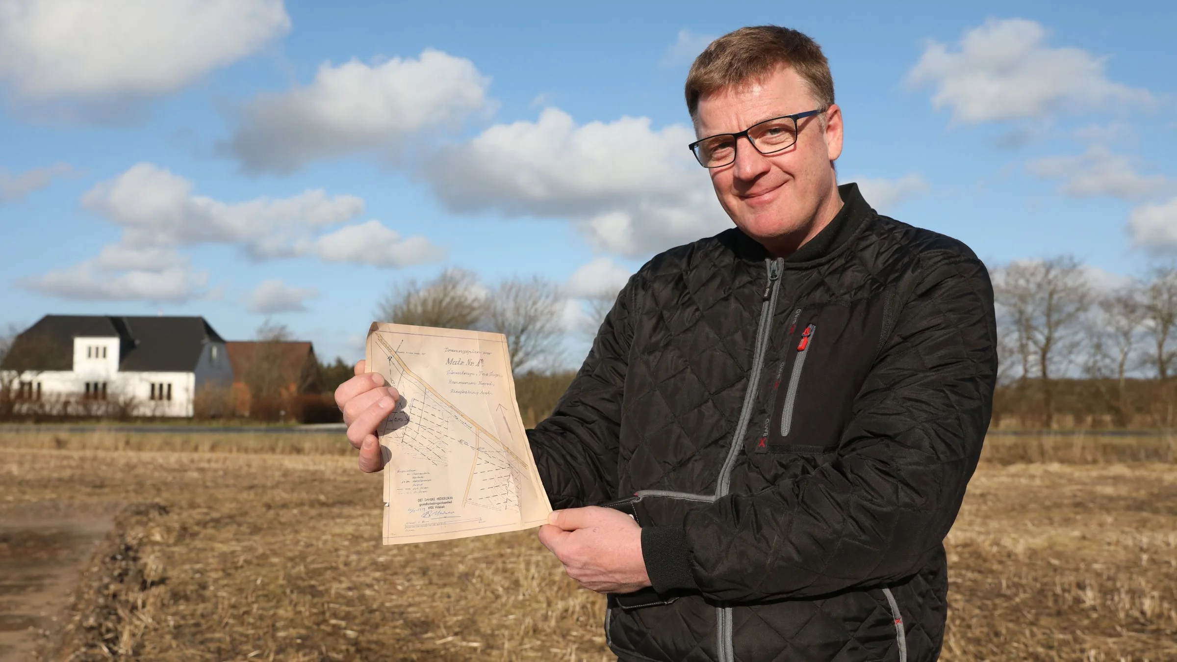 - Med de gamle kort rammer vi nogle gange 50 meter forkert, og så er det håbløst at finde det defekte rør, siger Jens Kristian Skautrup, der derfor har fået digitaliseret sine gamle drænkort. Foto: Sagro