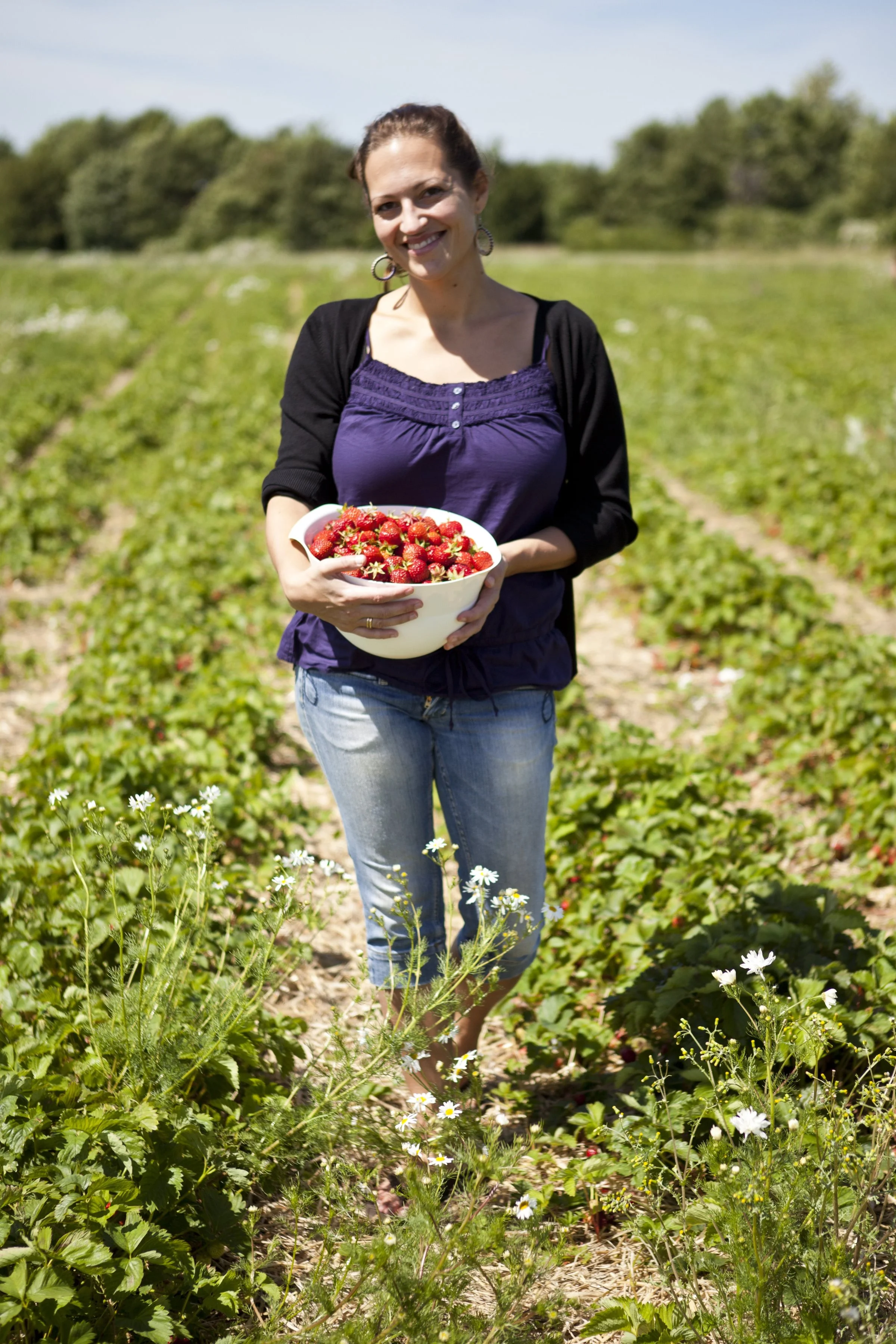 Mange virksomheder inden for frugt og bær har mange sæsonarbejdere, der bor tæt sammen på matriklen. De spiser sammen og er sociale sammen – det kræver en »corona-handlingsplan«. Foto: Colourbox