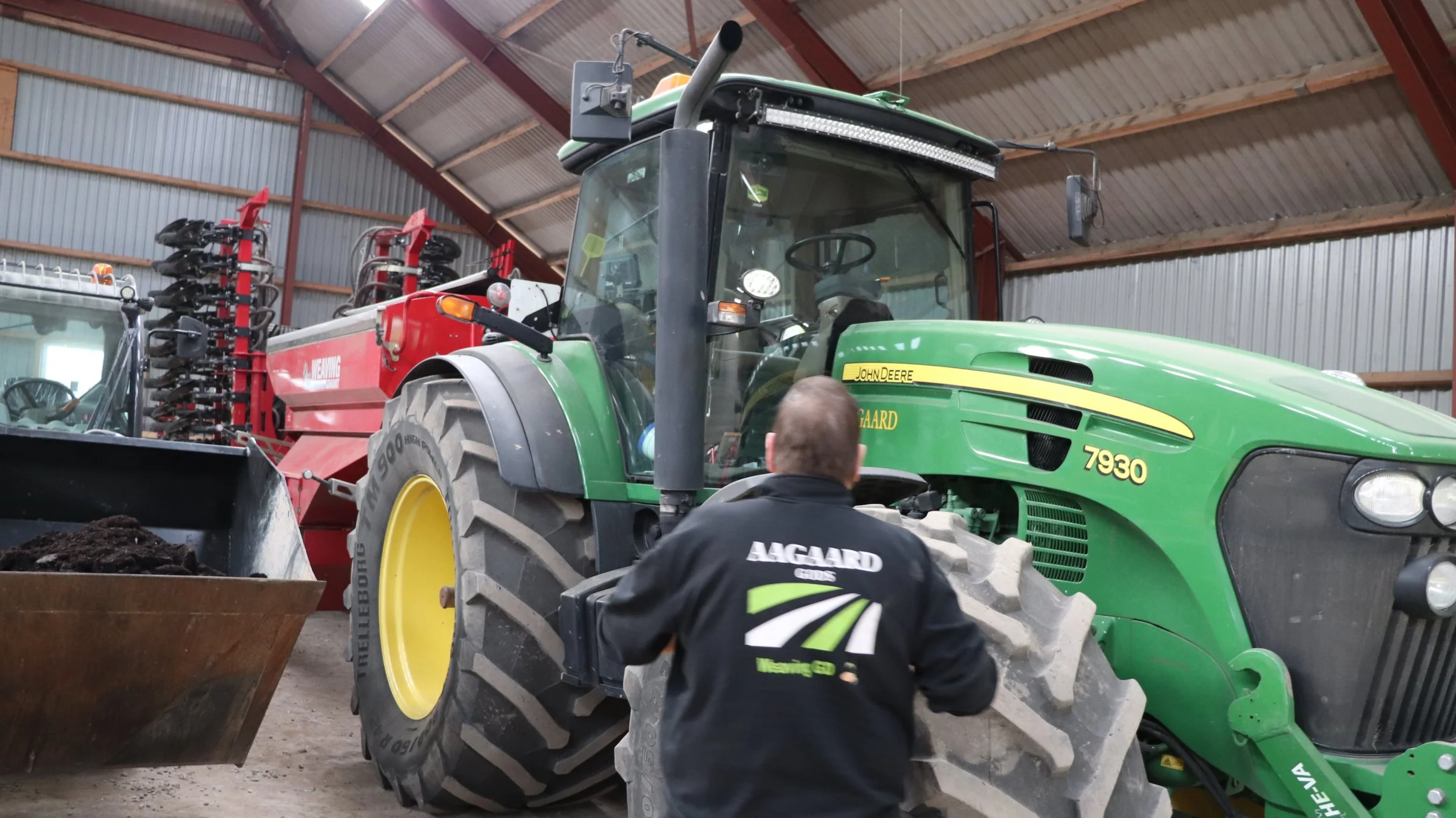 På Agaard gods har det hidtil været de grønne farver i maskinparken i form af JD-maskiner - her JD 7930 traktor med 250 hk og bagerst den direkte såmaskine Weaving GD.