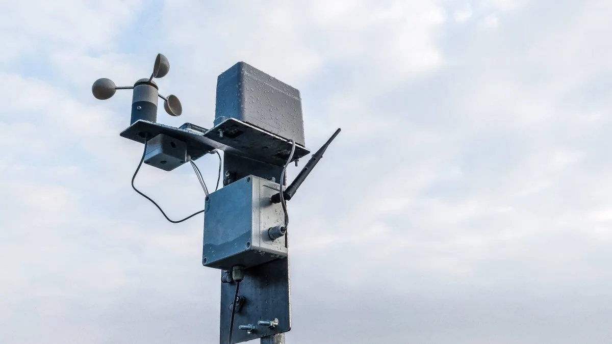 FieldSense har allerede sat hundrede vejrstationer op. De kan hjælpe landmænd med at få mere præcise vejrinformationer i bedre tid.