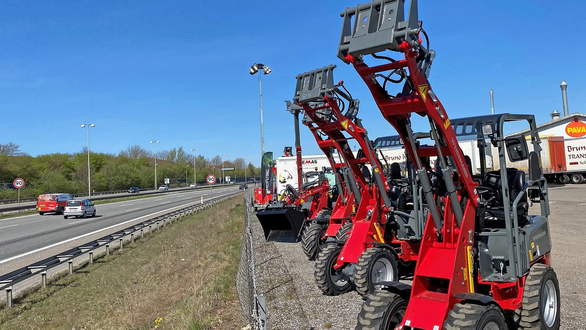 Meget tættere på motorvejen kan Stemas' nye demo-center ved Nørresundby dårligt være. 