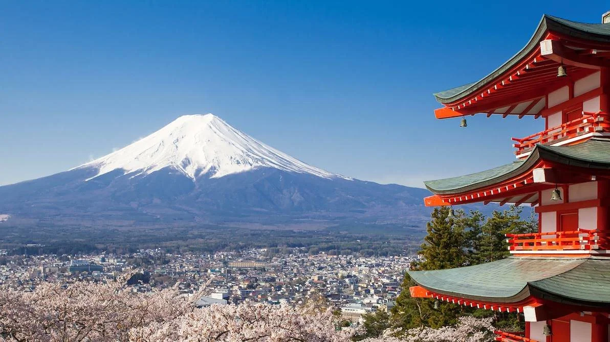 Rejsen vil blandt andet gå tæt forbi Japans ikoniske bjerg Mont Fujiyama, som også hurtigtoget Shinkansen mellem Tokyo og Kyoto passerer.

