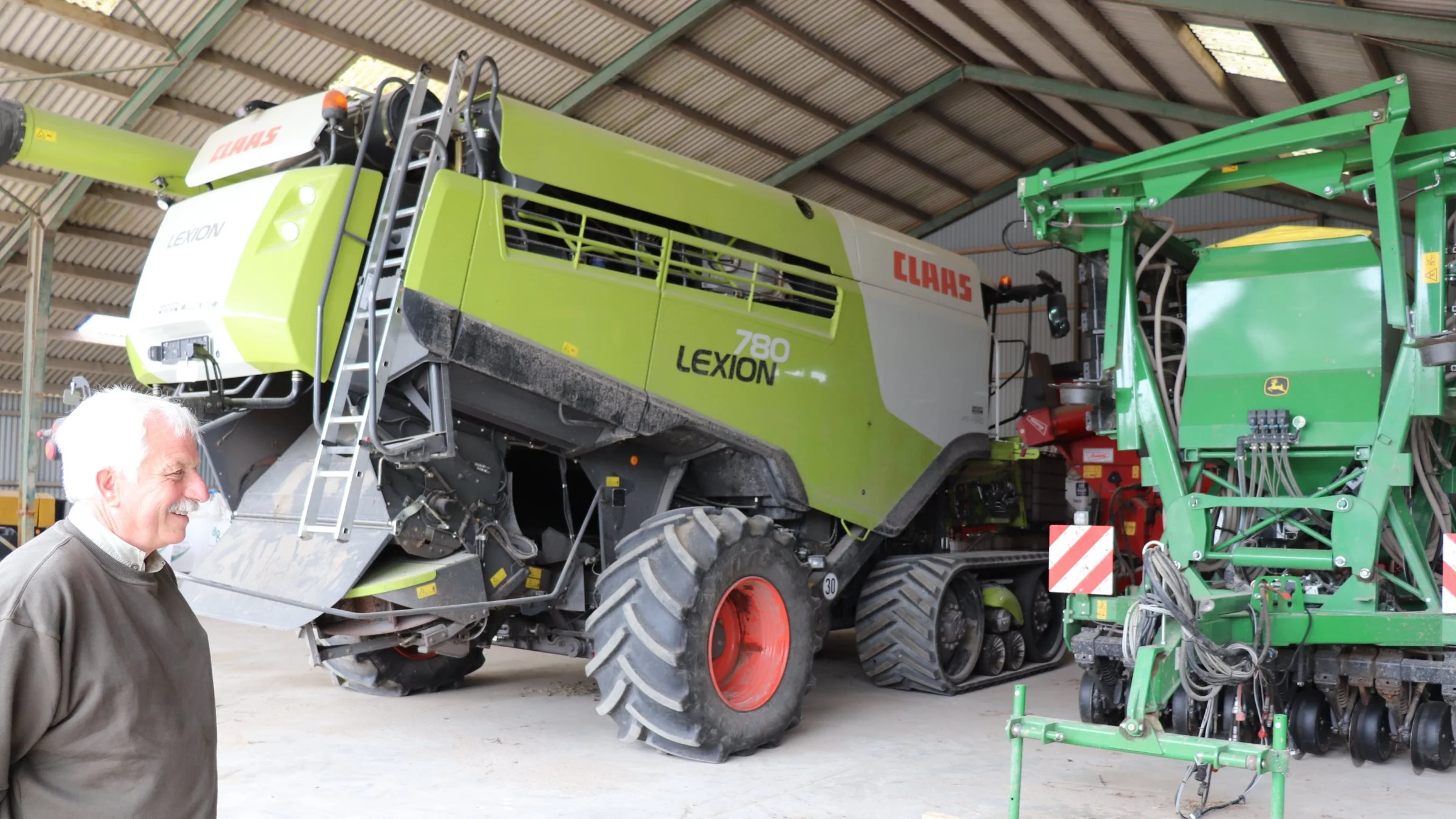 En direkte såmaskine - John Deere 750A skiveskær-såmaskine - og en Claas Lexion 780 mejetærsker er stort set hele maskinparken på Lynggaard. Fotos: Jørgen P. Jensen