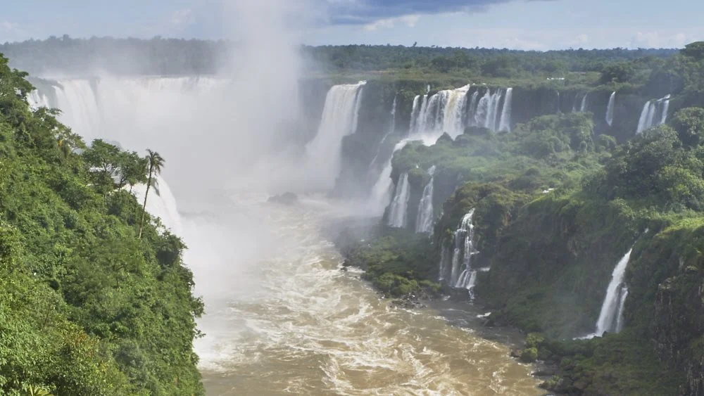 De berømte Iguazu-vandfald på grænsen mellem Brasilien og Argentina er verdens mest vandrige. 