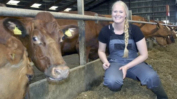 - Som klovbeskærer er jeg blevet mødt af landmænd med korslagte arme og spørgsmål som: Nå, er det dig, der skal drive køerne til? fortæller Sofie Skovsgaard, der indtil for nylig har været ansat som konsulent hos Velas og som nu starter selvstændig rådgivningsvirksomhed. 