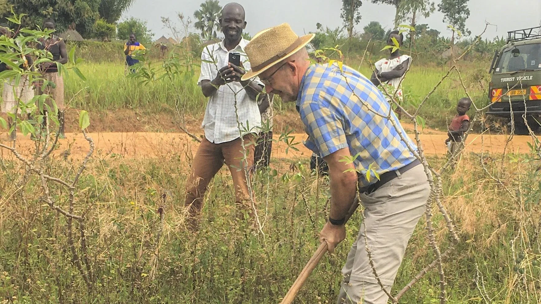 Tidligere rejsedeltager Knud Gammelgaard er på vej til at finde cassava, som vi også kender under navnet tapioka.  