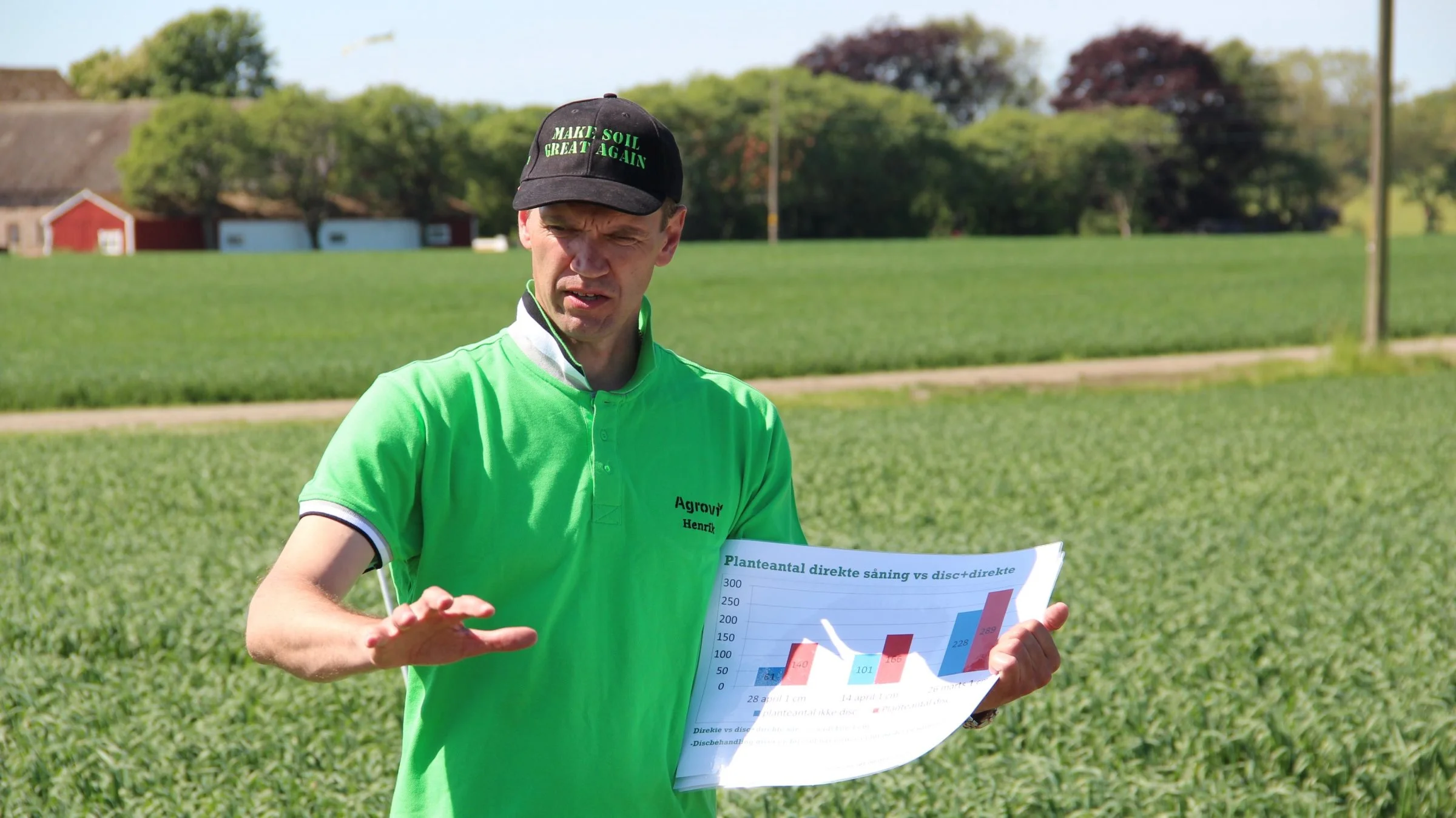 Planteavlskonsulent Henrik Fredsgaard Larsen gennemgår her de storparcelforsøg, som Agrovi har anlagt i Skåne for at undersøge optimal etablering af vårsæd ved pløjefri dyrkning. Fotos: Agrovi