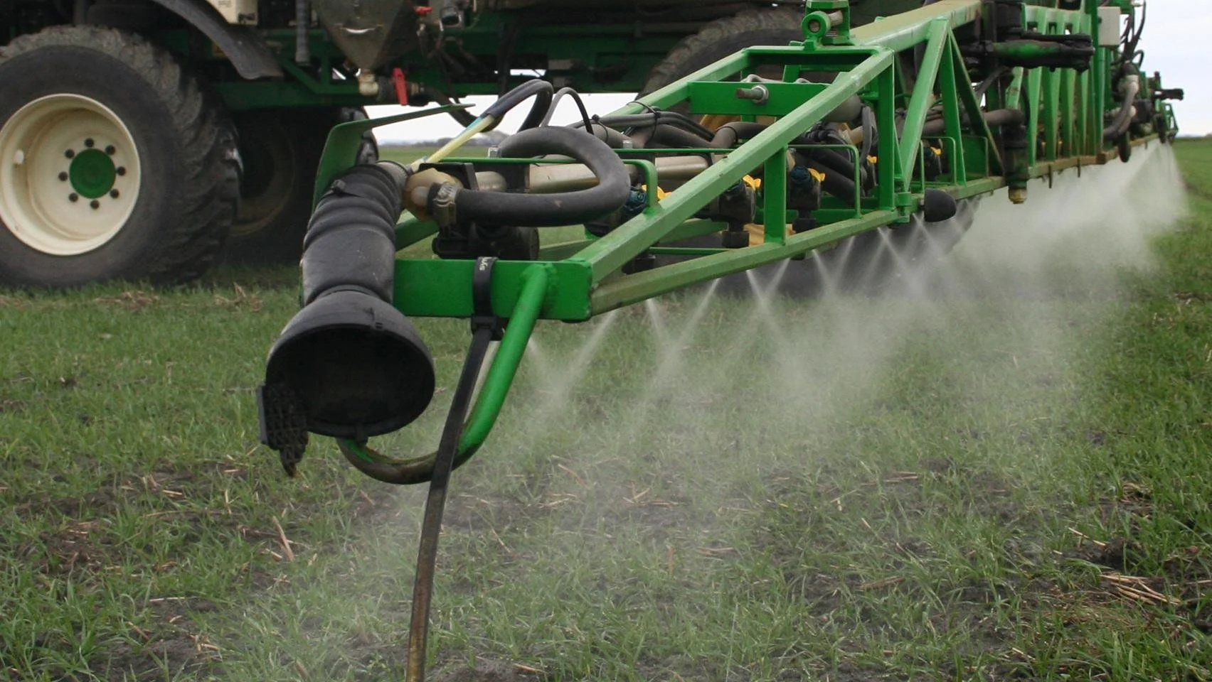 Professionelle brugere af koncentrerede pesticider skal fra 1. juli 2020 stå i databasen »MAB«, for at få lov at handle. Foto: Velas.