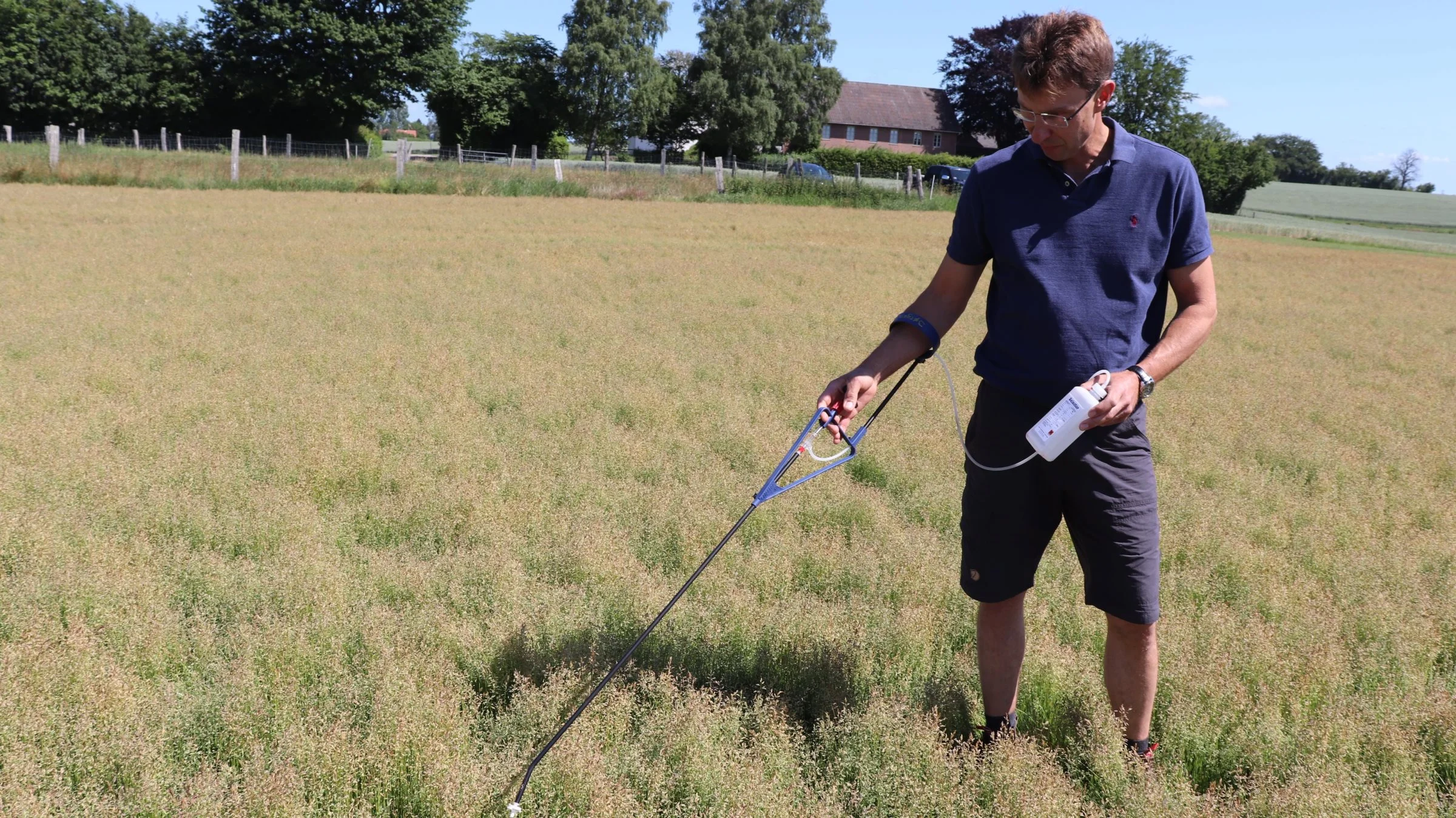 En en-liters håndsprøjte fra Holland og en håndholdt weedwiper er fast med rundt i Jørgen Sørensens markbil. Han er yderst omhyggelig med at gå sine frømarker igennem to til tre gange i sæsonen og få givet enkeltstående ukrudtsplanter glyphosat. Fotos: Jørgen P. Jensen


