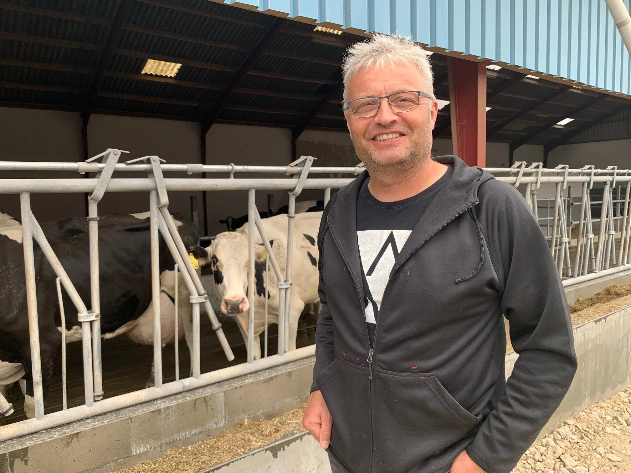 Jens Peter Skovsgaard har lejet den tidligere Bovlund Tyrestation, hvor han nu samler besætningens kvier, kalve og goldkøer i et stort kælvningscenter.