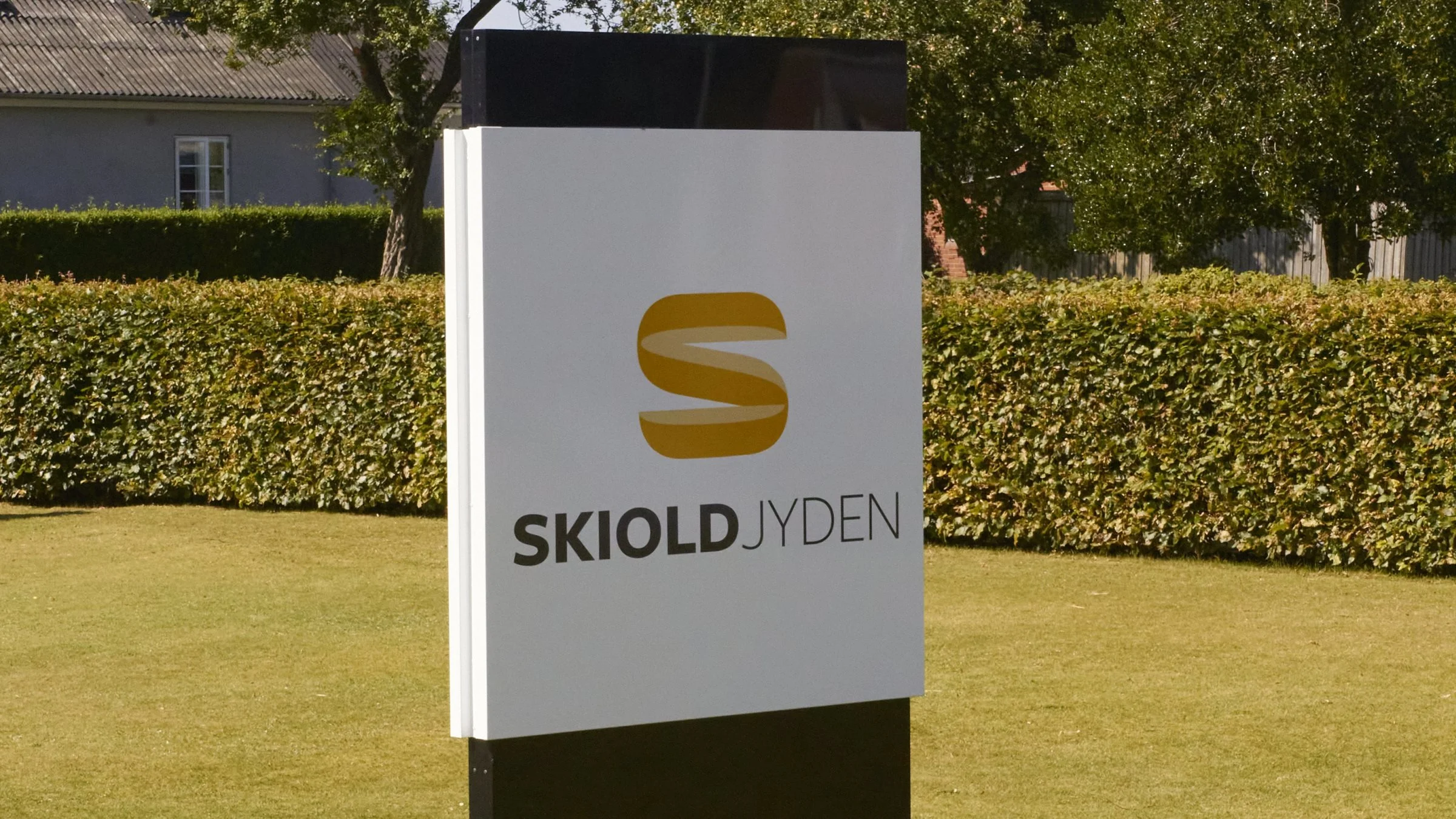 Det seneste år har adressen i Bur vest for Holstebro været prydet med skilte med teksten »Skiold Jyden«, efter virksomheden Jyden Bur A/S fusionerede med deres mangeårige samarbejdspartner i Sæby, Skiold A/S.