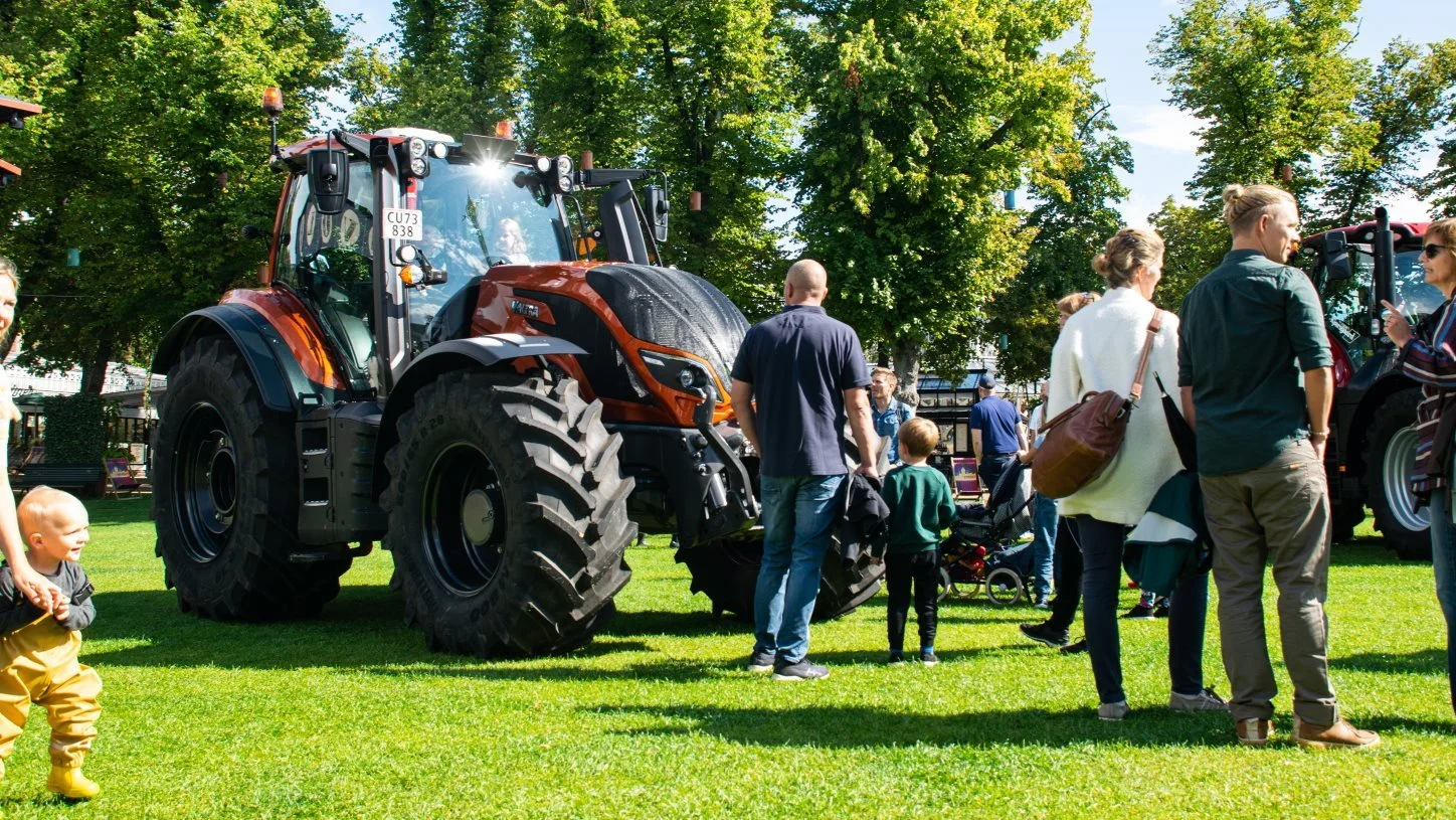 I løbet af dagen kom mange nysgerrige tivoligæster helt tæt på traktorerne, der for første gang nogensinde fik indtaget Plænen i Tivoli. Foto: Victor Juul Grønbæk