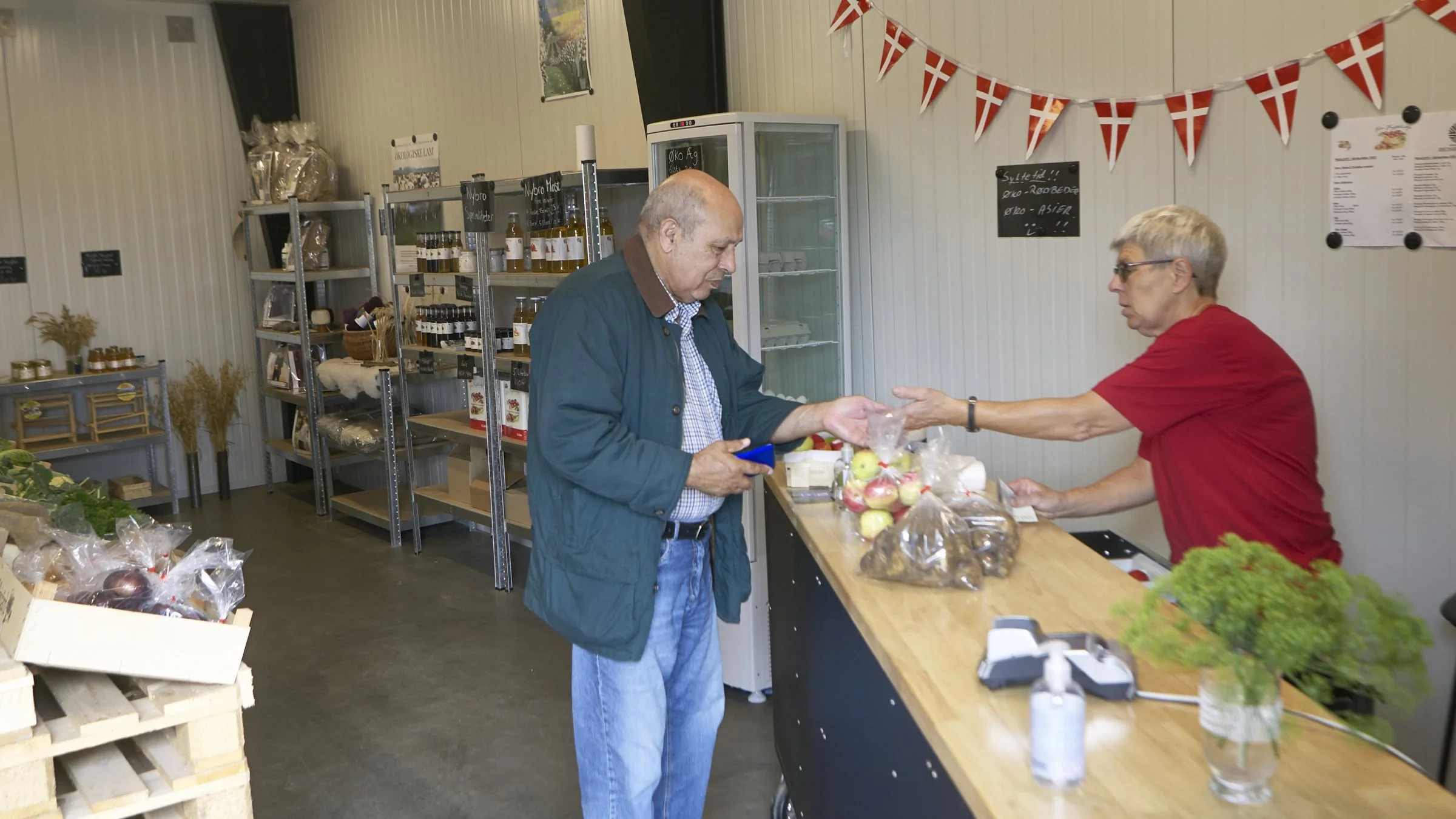 - Med coronaen har folk fået mere tid til madlavning og ikke mindst mere fokus på at handle lokalt og købe lokale råvarer, siger en tilfreds Helle Jørgensen, mens hun ekspederer en kunde i den nyindrettede gårdbutik på Rosilde Højgård.