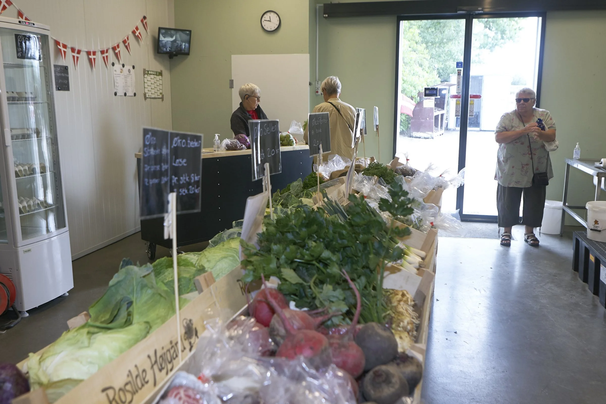 Både bedriftens egne økologiske og konventionelle grøntsager og andre lokale varer sælges i den nye store gårdbutik hos Rosilde Højgård ved Nyborg.