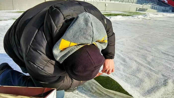 På det lokale stadion i Kazan, der er et af de 12 stadions, der skal bruges til VM,  er banen opvarmet og tildækket med fiberdug for at beskytte græsset mod kulde. Græsset er sået 20. januar og frem til starten af marts har der været ned til minus 25 grader i byen, der ligger over 800 kilometer øst for Moskva.