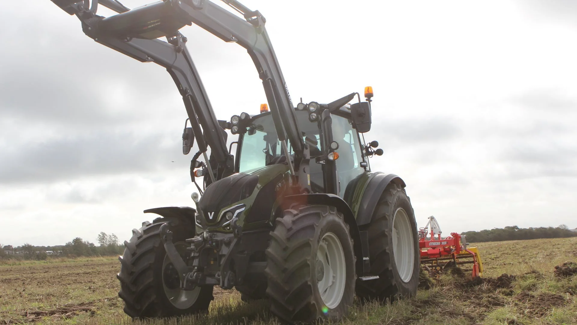 Med GPS-styring og Smarttouch-armlæn har Valtra hevet nogle af de tekniske finesser ned fra de større traktor-klasser.
