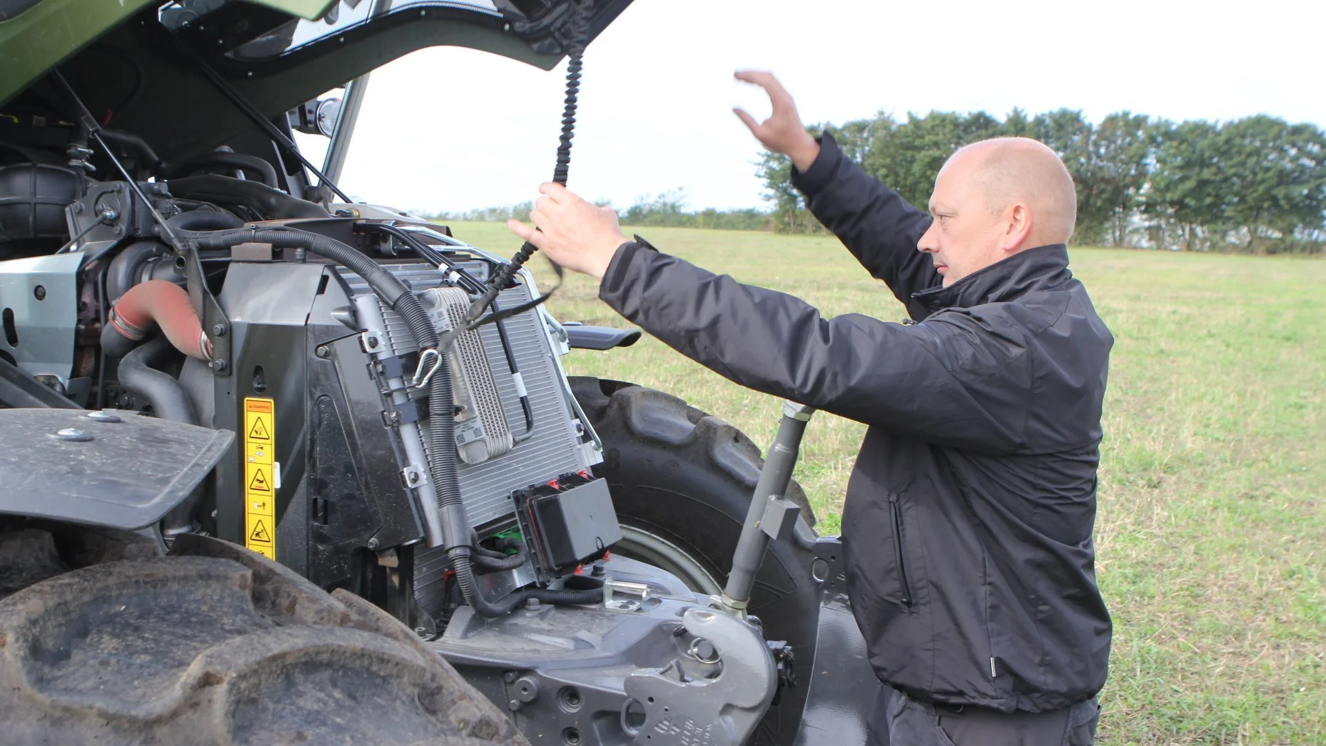 Hans Dahl viste også den kompakte motor, der gemmer sig under kølerhjelmen frem.
