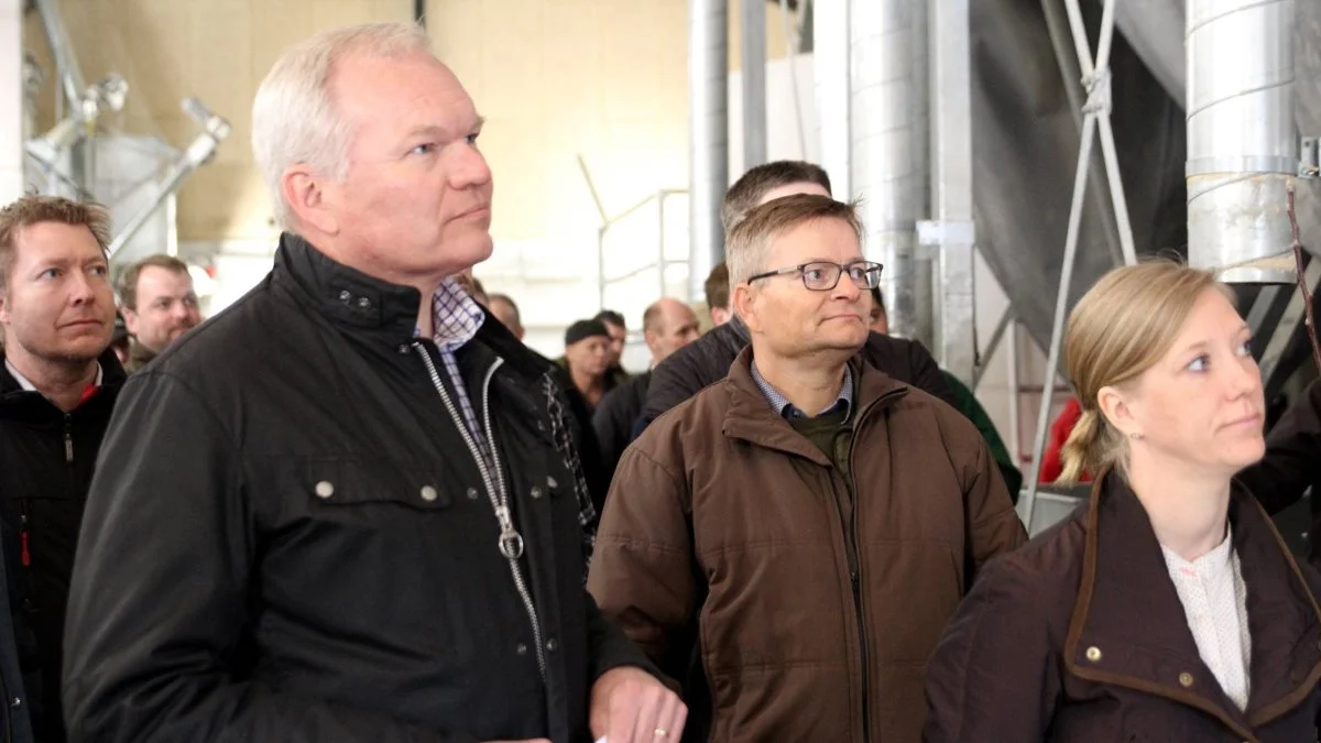 Viceformand i Landbrug & Fødevarer, Lars Hvidtfeldt (til venstre), og Kim Monk Rasmussen lytter til en tale til åbent stald-arrangementet. Foto: Jesper Hallgren