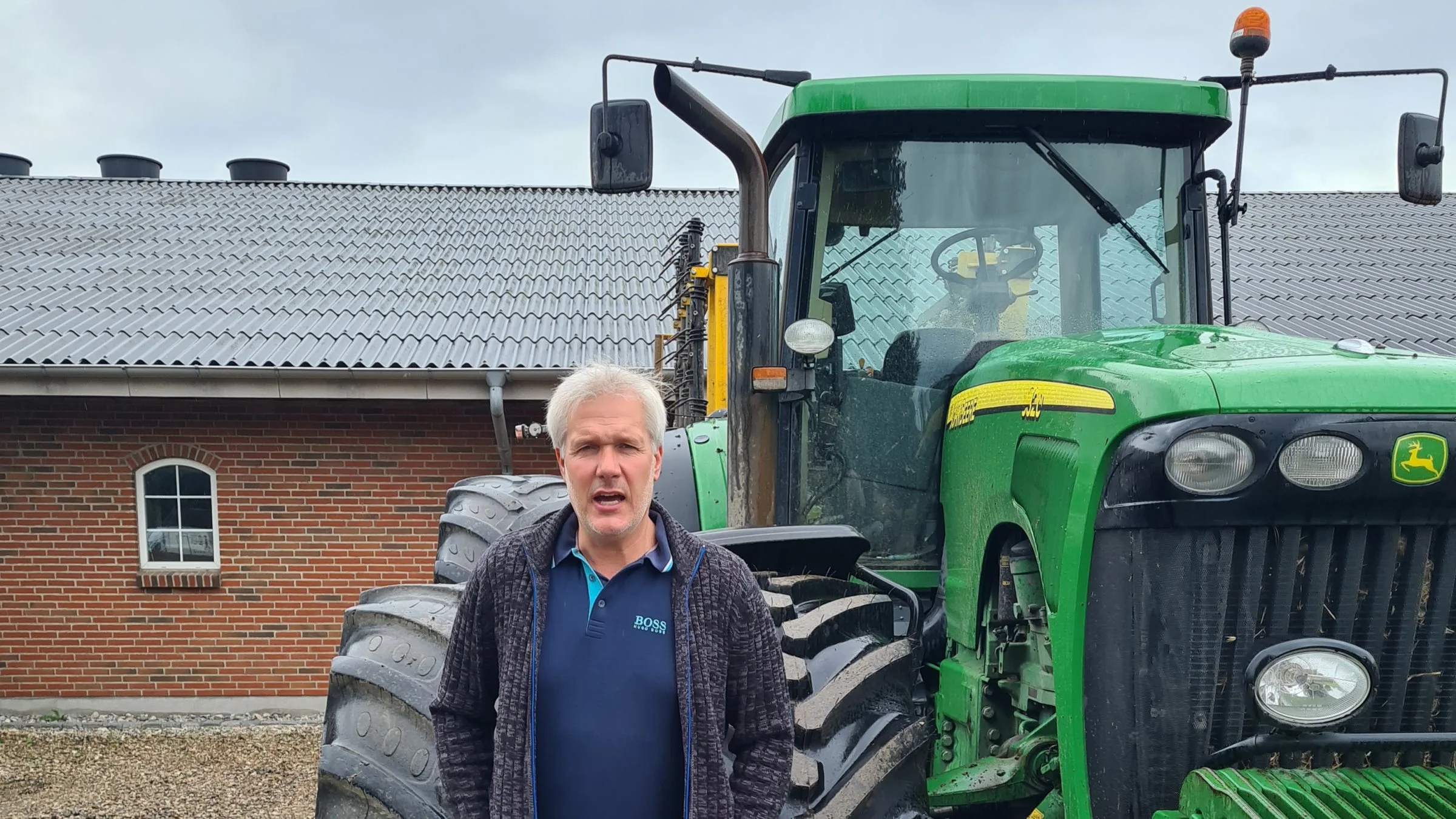 - Jeg arbejdede så mange timer, at jeg af og til følte, at jeg boede i min traktor, siger landmanden Niels Martin Aggesen, Vojens, om det hårde arbejdspres i især august måned. Foto: Henning K. Andersen