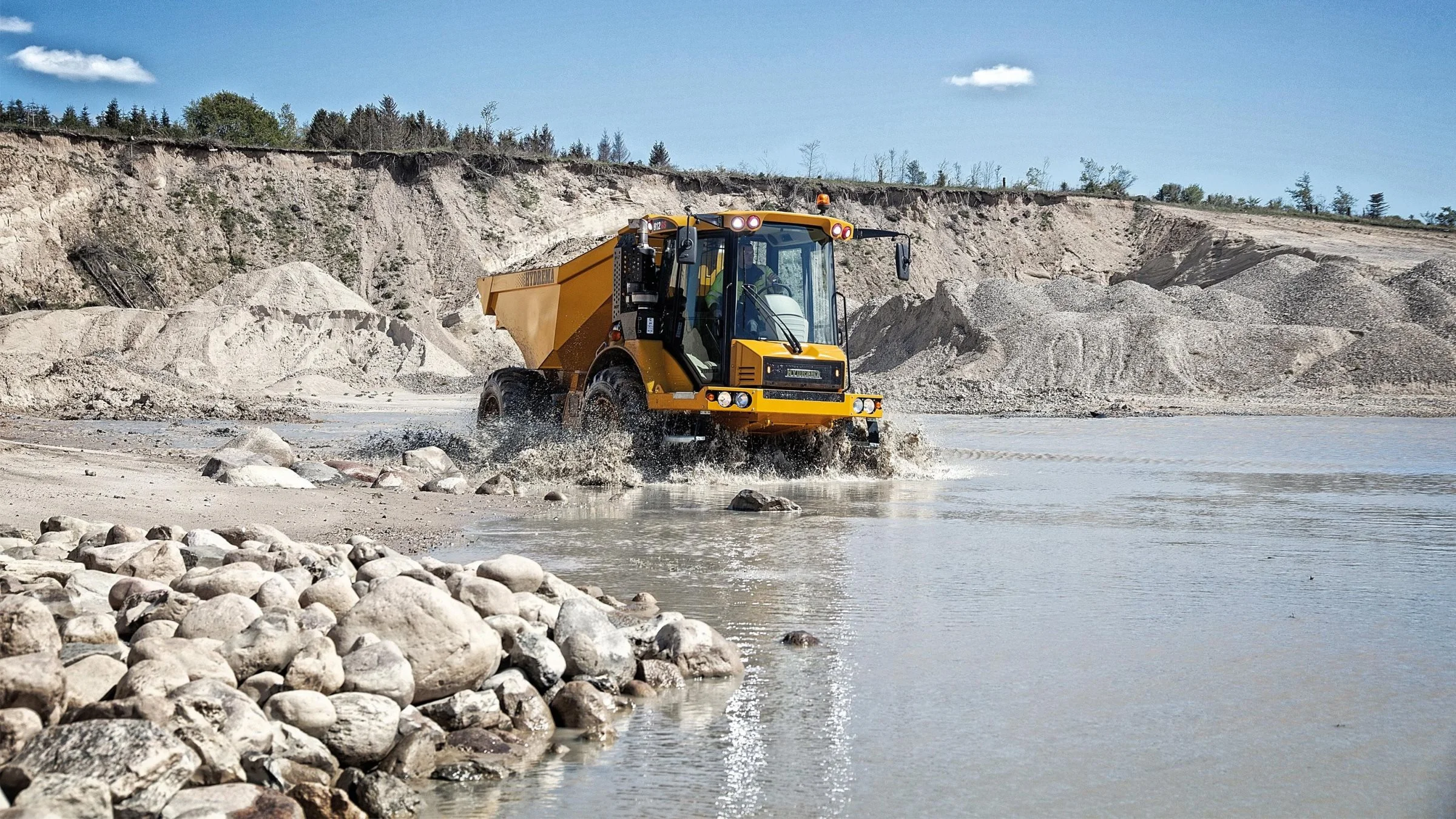 10 tons dumperen er Hydremas bedste sælgende produkt. Nu er fabrikken klar med en 912G-version med omfattende opgraderinger både i motorrummet, i kabinen og også udvendig på maskinen. 

