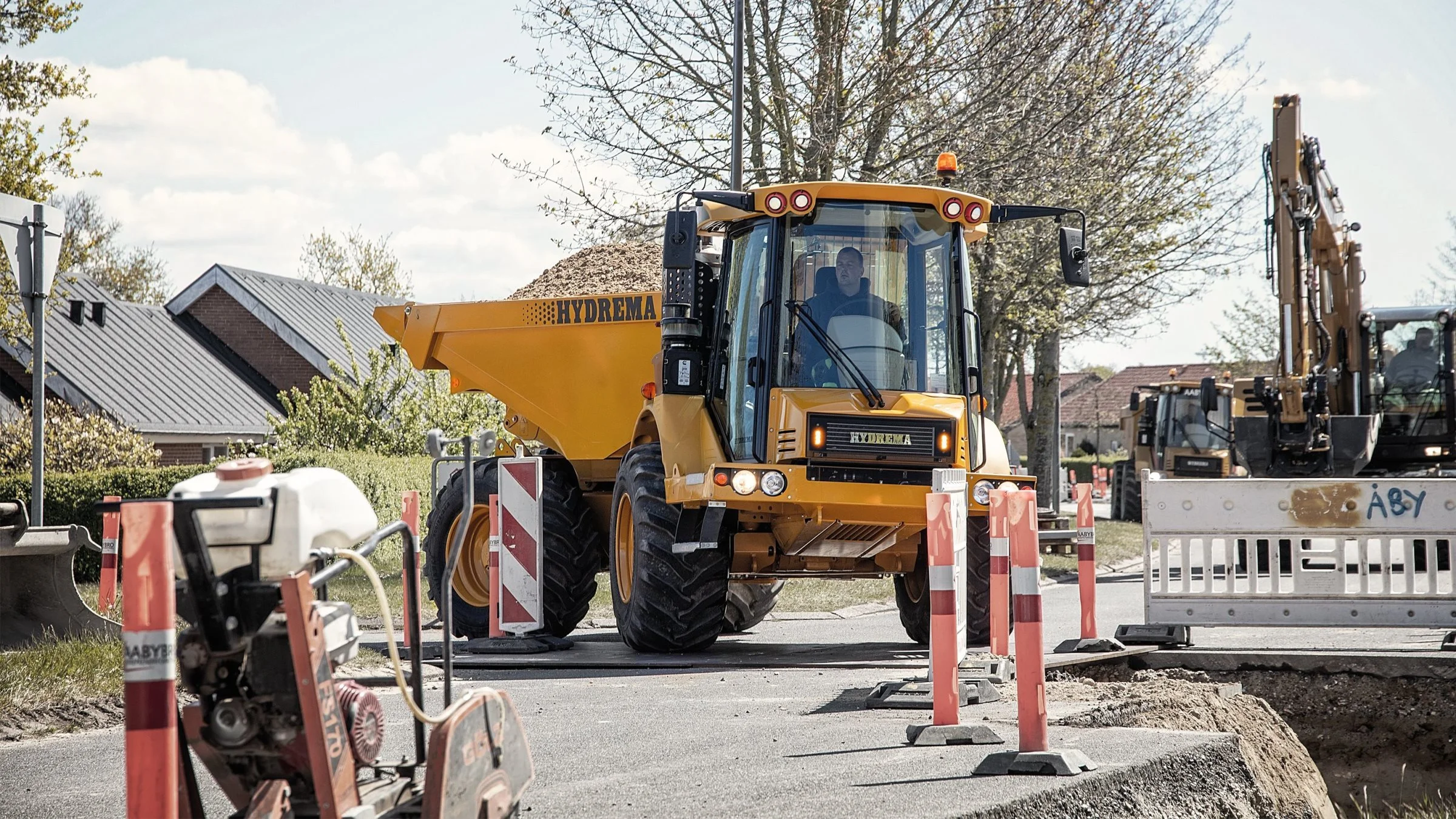 Hydrema 912 er en klassiker i bybilledet, hvor den kompakte dumper kommer nemt rundt til opgaverne. Maskinen kan indregistreres til kørsel på vej, og vel at mærke med fuldt læs. Her tager den nye 912G en tørn med fjernvarme-arbejde.