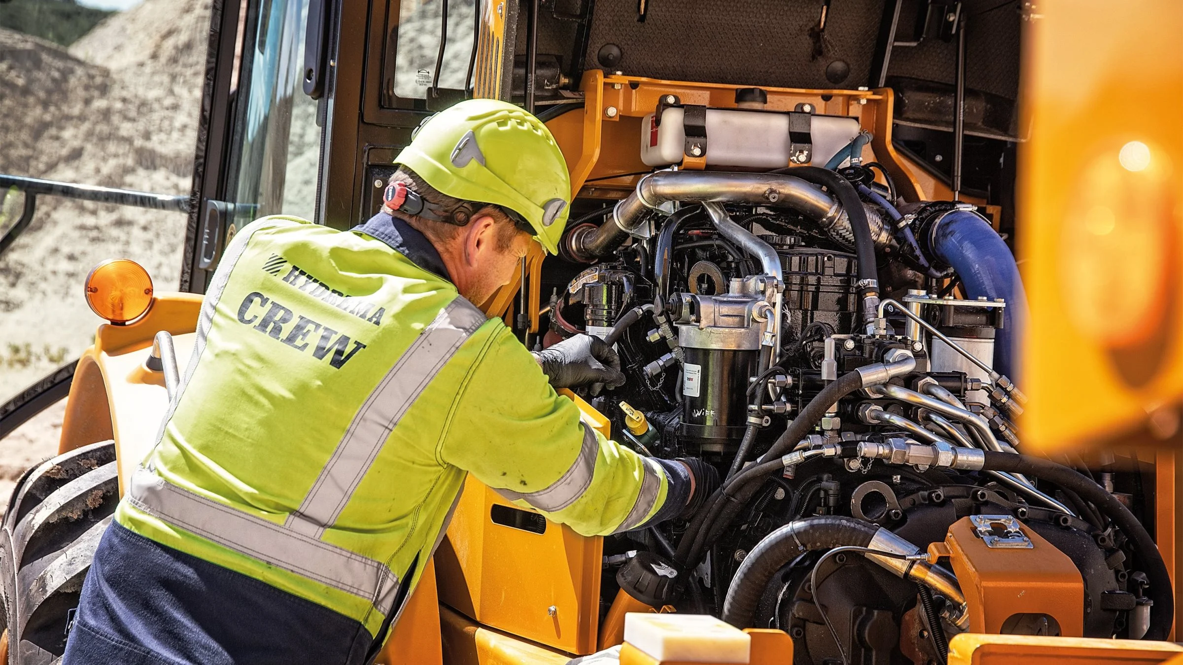 Hydremas teknikere og ingeniører har nyindrettet under motorhjelmen. Stage V-motoren er uden EGR-ventil. Al rensning af udstødningsrøg sker nu eksternt. Den fuldsvejsede køler sikrer 10 procent større kølekapacitet. Samtidig er serviceadgangen optimeret, så al daglig service kan klares fra jorden.