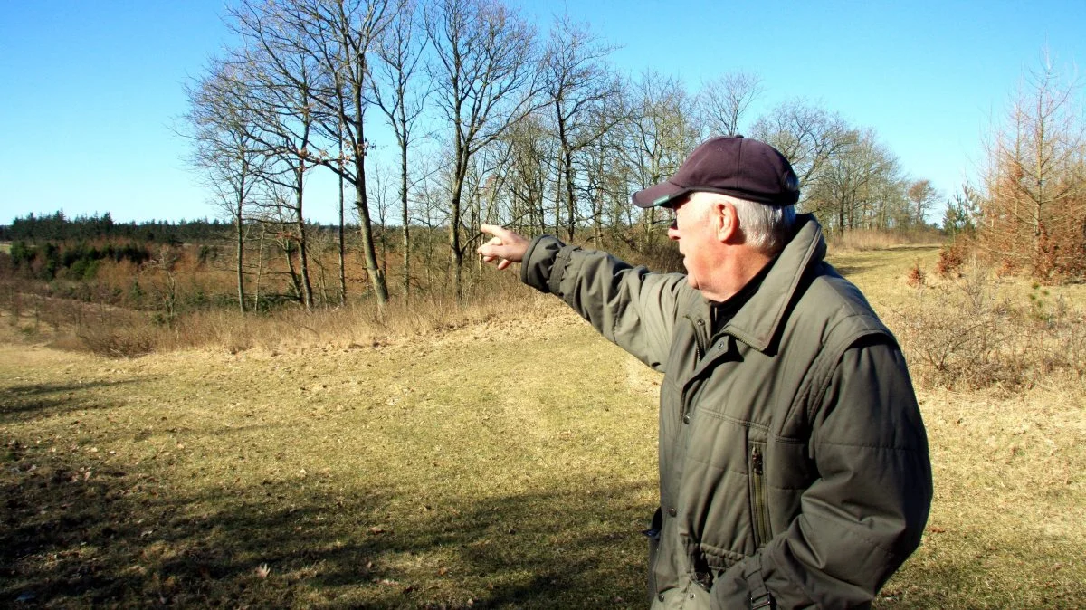 Bent Nielsen, Idom ved Holstebro, glæder sig over 50 hektar ny skov, som han og konen Birte Sidelmann fik etableret i 2010 og 2012. Der er flere udsigtspunkter som her, hvor der er kig ned til den nye skov for foden af bakken.