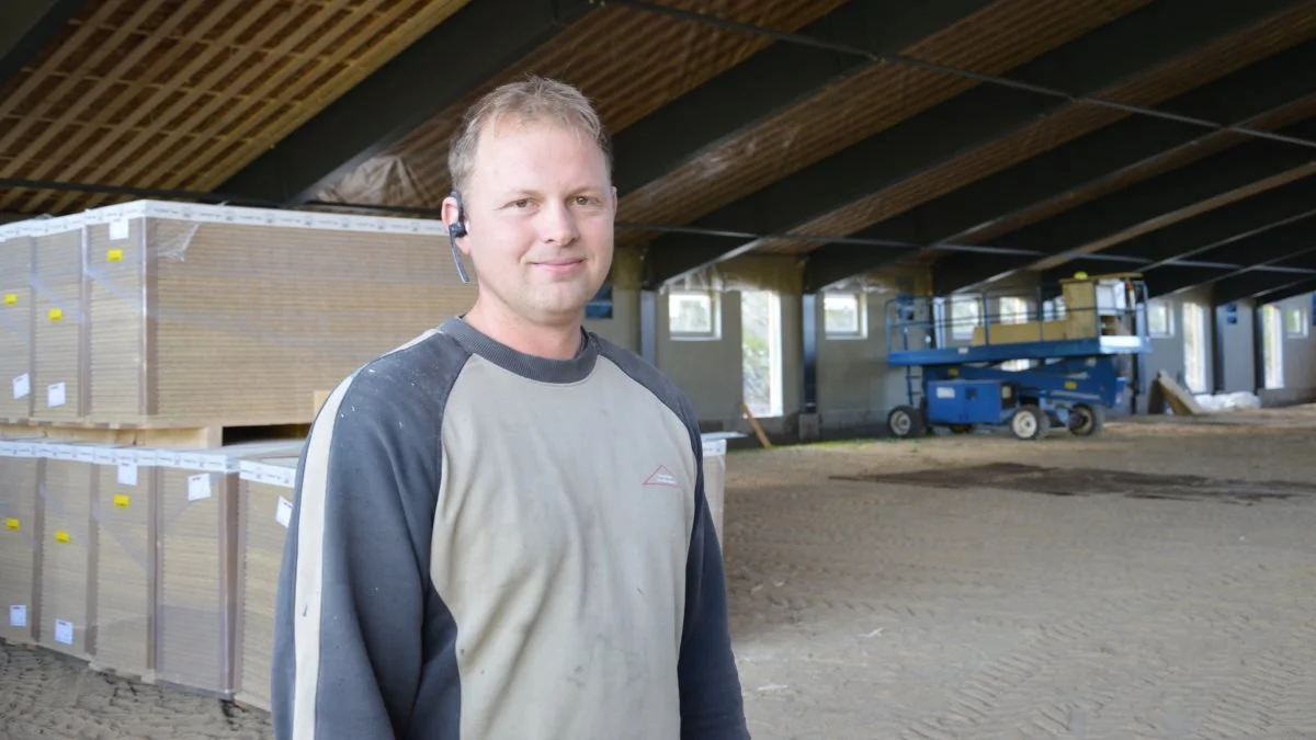 - Vi klarer alt det fra soklen og op efter, lyder det fra Dennis Mose Hansen, der selv har 15 års erfaring i tømrerfaget som ansat i sin fars virksomhed.