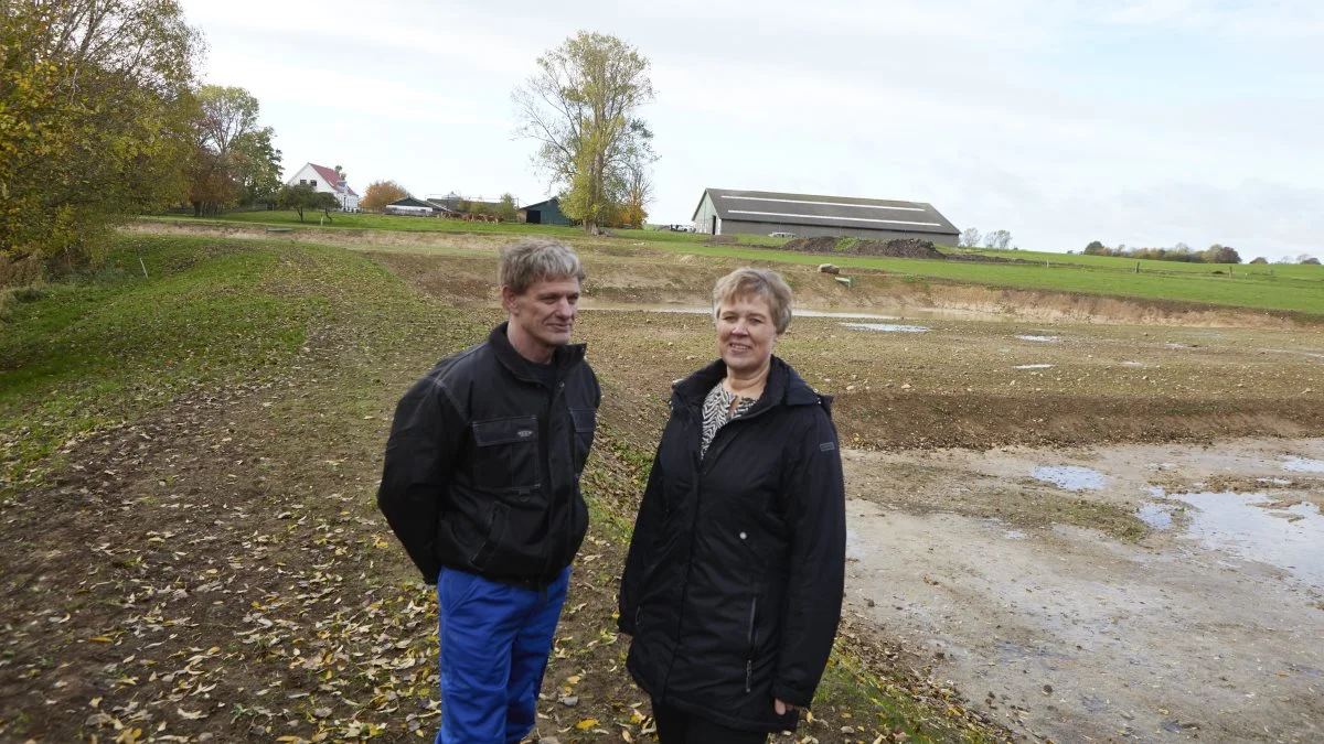 Fra deres ejendom har Lisbeth og Jens Johansen, Grønholt ved Skalkendrup, en flot udsigt over det nye minivådområde på i alt 0,7 hektar. Efter det tørre efterår er der endnu begrænsede vandmængder i bassinerne.