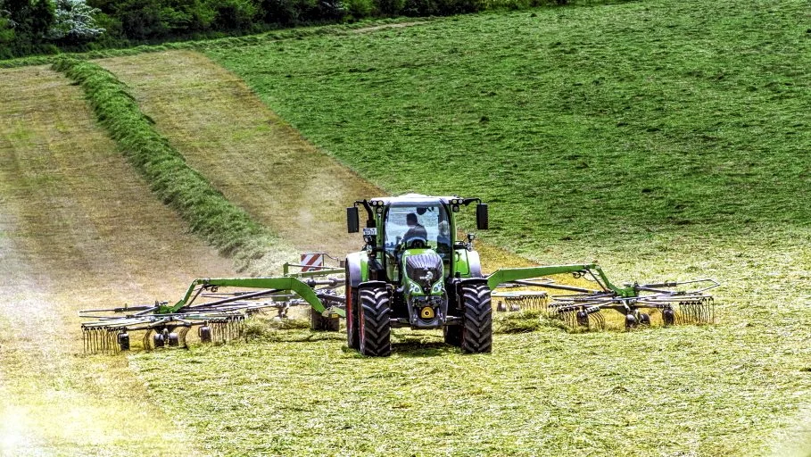 De to første Fendt Former 8055 PRO-river med otte meters arbejdsbredder er nu solgt i Danmark.