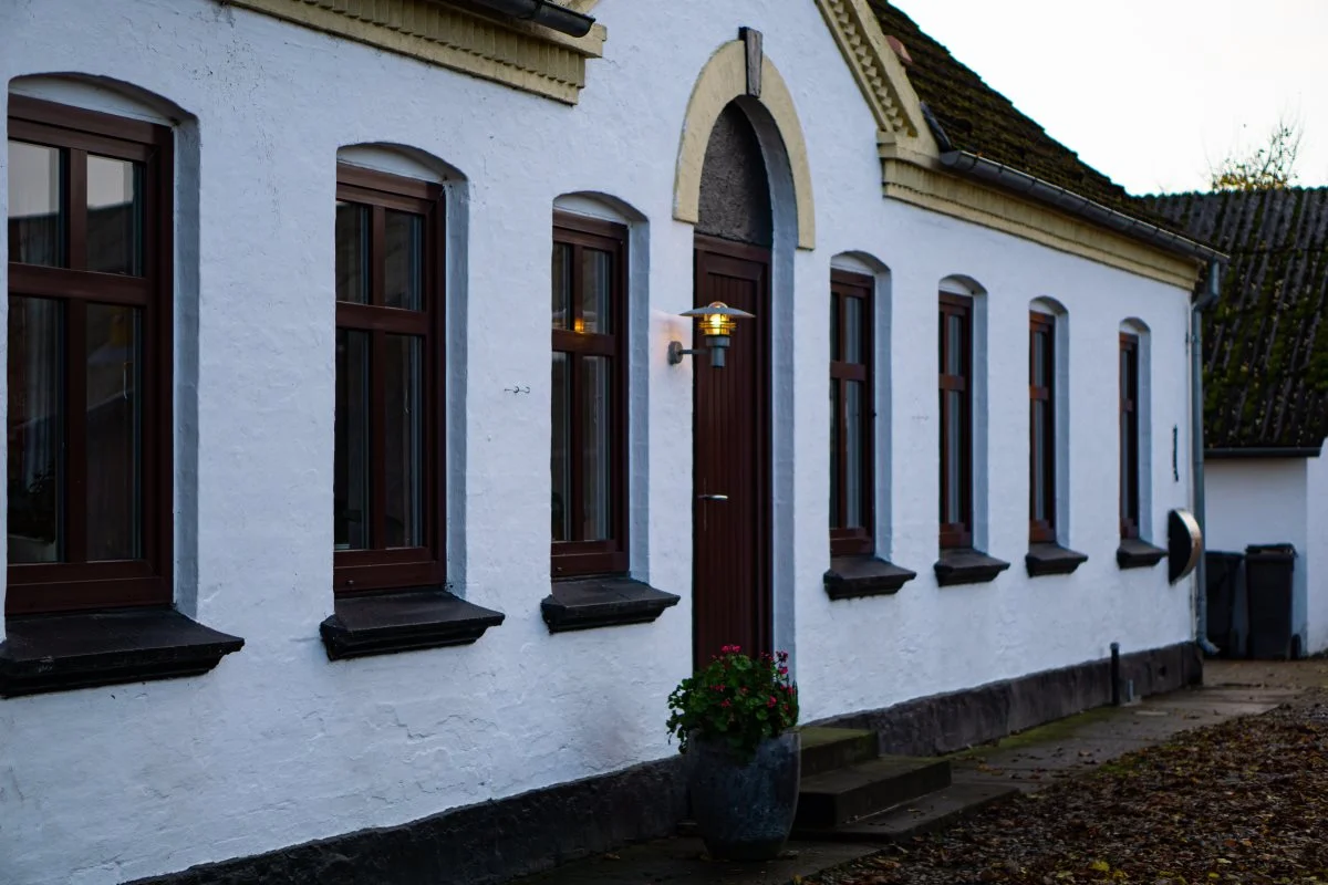 Lars Peter Simonsen er født og opvokset på Hovmarksgård i Dronninglund. Hans farfar kom til gården i 1928, senere var det hans far, der overtog driften, og i dag er han selv tredje generations landmand på gården. Men i 2008 tog tingene på uforklarlig vis en drejning, og det ville vise sig at vende landbrugsdrømmen til et mareridt.