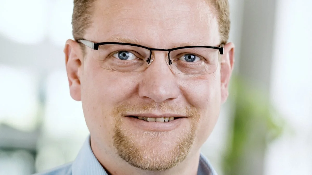 - Jeg oplever ofte, hvis en svineproducent har handlet hos det samme firma i længere tid, så kan det blive svært at sige fra pga. relationen, man har opbygget. Og derfor bliver der ofte også tilsat og solgt mange tilsætningsstoffer til ham, som måske ikke er nødvendige, forklarer Kim Kofoed, der er svinerådgiver i VKST. 