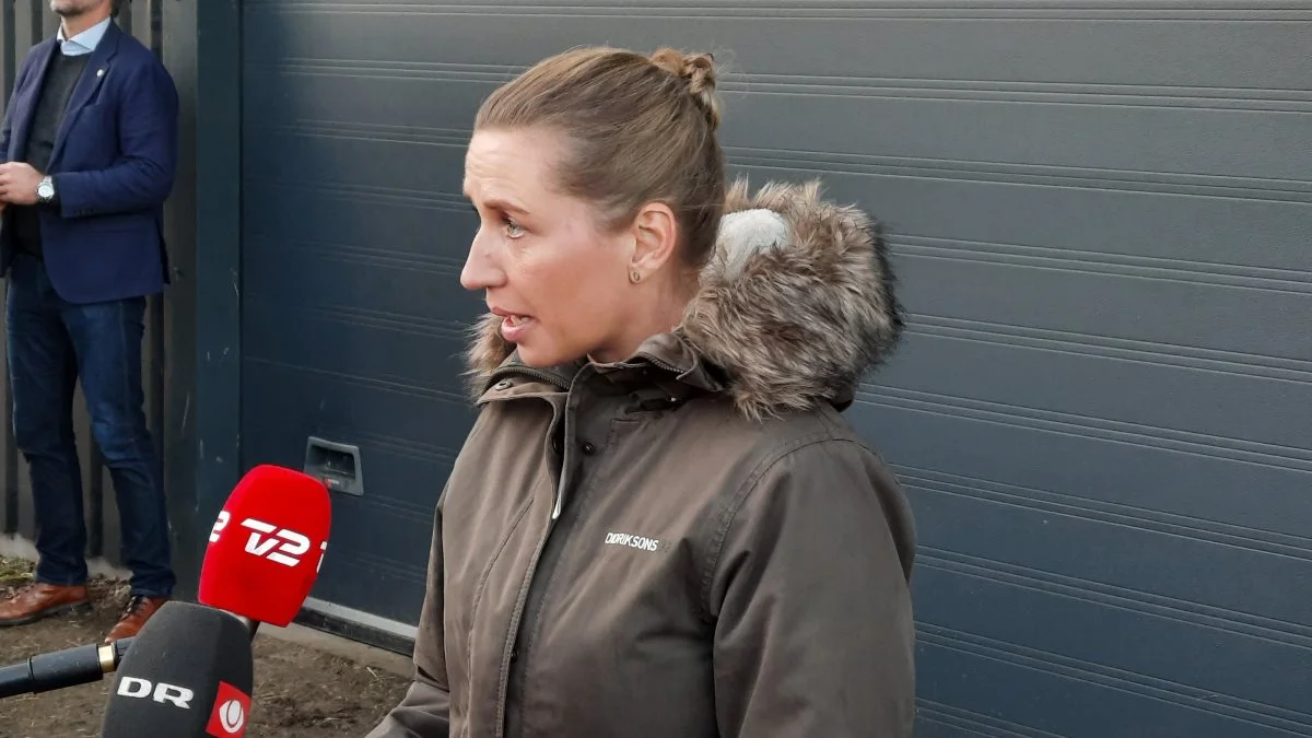 Statsminister Mette Frederiksen holdt et kort pressemøde torsdag i forbindelse med besøget hos minkavler Peter Hindbo ved Jordrup nær Kolding. Foto: John Ankersen