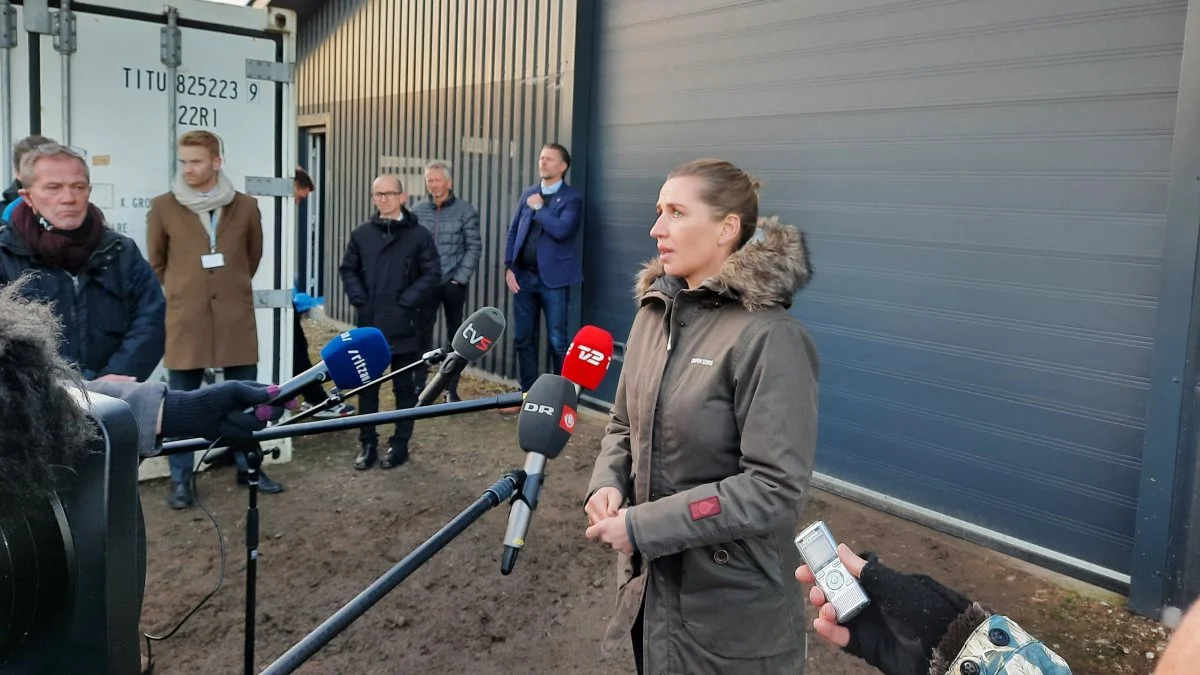 Stort presseopbud, da Mette Frederiksen i går holdt pressemøde i forbindelse med et besøg på en minkfarm ved Jordrup nær Kolding. Foto: John Ankersen