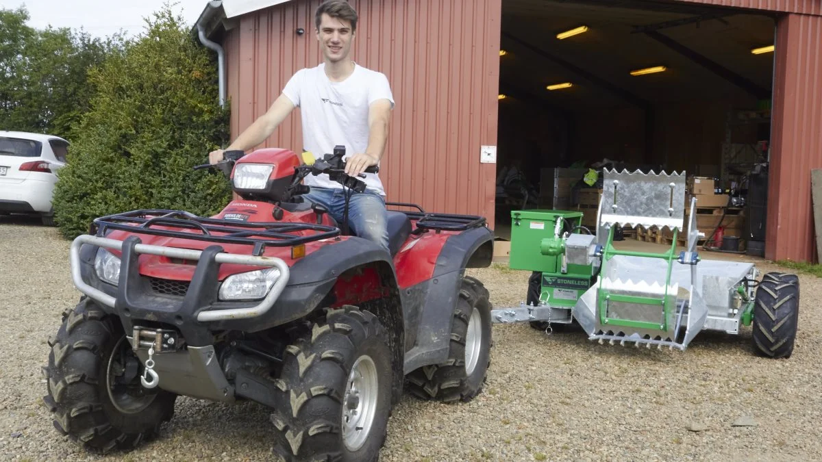 Stoneless hedder virksomheden bag Søren Vestergaard Kristensens danskproducerede, CE-mærkede stenopsamler, som spændes efter en ATV og kan samle sten op med en diameter på mellem 6 og 50 centimeter, uden at føreren behøver at stige af ATV’en en eneste gang.