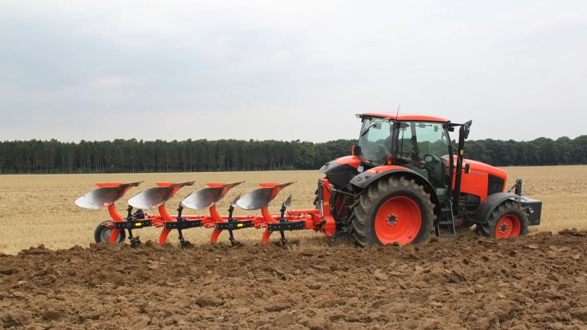 Kubota lancerer nu sine markredskaber og maskiner i Danmark. Hér én af plovene i aktion – selvfølgelig trukket af en Kubota traktor. 