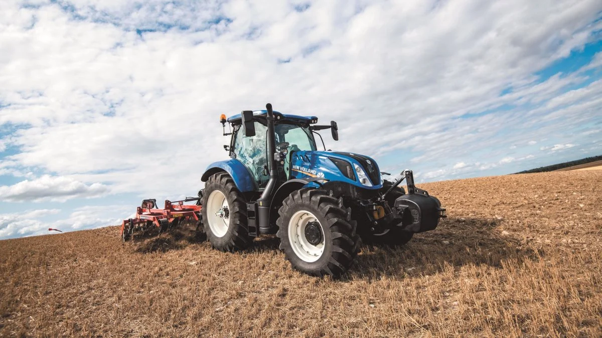 New Holland tog førstepladsen for november måned med 20 nyregistrerede traktorenheder, der svarer til næsten hver fjerde traktor, som er slutsolgt, ud af et vigende totalmarked på kun 84 traktorer for hele november måned.