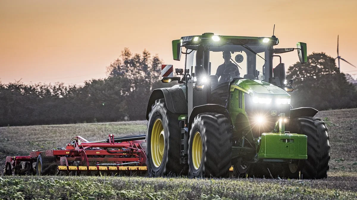 John Deere fører statistikken i 200 hk-segmentet for de første 11 måneder med 160 solgte traktorer, Case IH har solgt 150, Fendt 144, New Holland 100, Claas 75, Massey Ferguson 74, Valtra 47, Deutz-Fahr 15 og McCormick med to stykker.