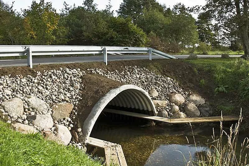 I denne odderpassage kan odderne under broen gå langs vandet. Den vil nemlig ikke svømme under broen. Foto: Danmarks Naturfredningsforening