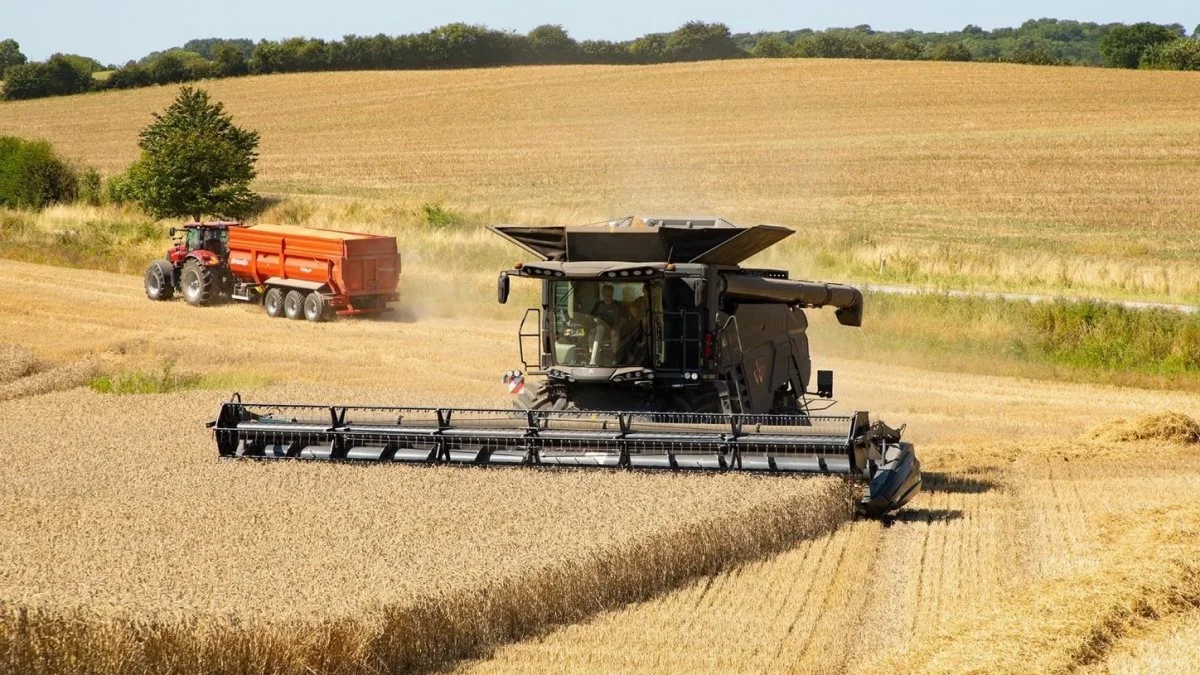 Dansk Maskincenter A/S Jelling forhandler Massey Ferguson, når det handler om pressere og mejetærskere. | Foto: Simon Foster.